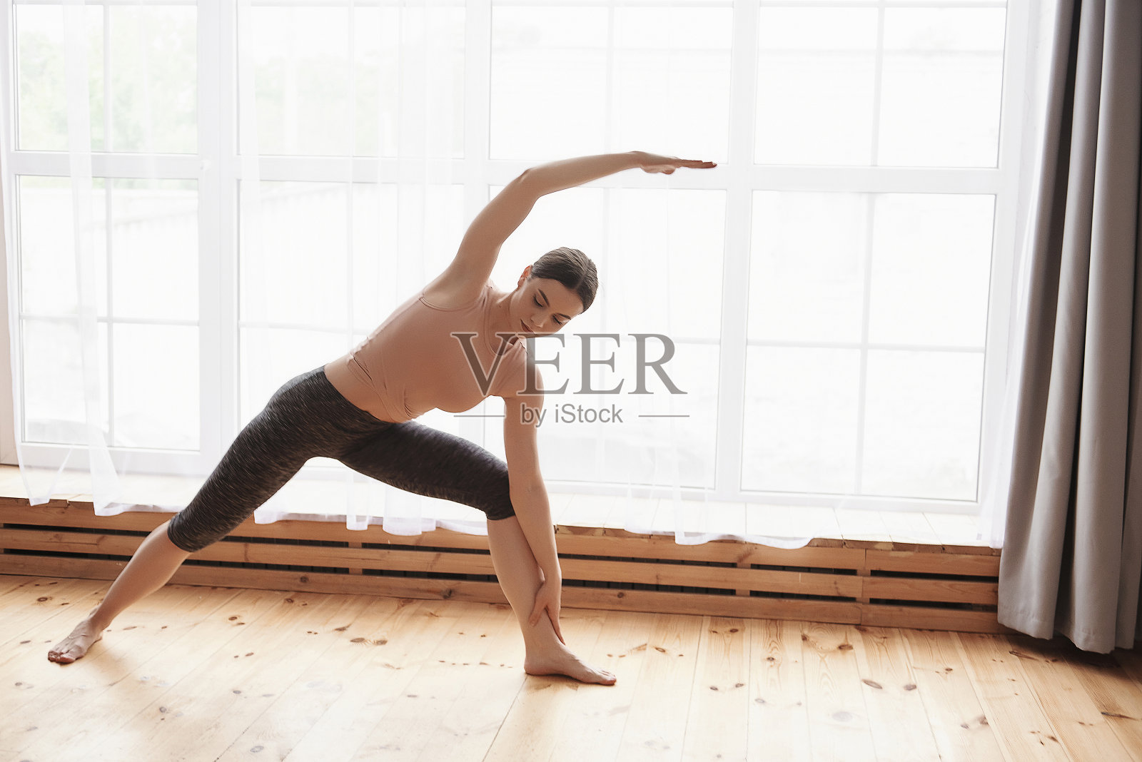 年轻女子练习瑜伽照片摄影图片