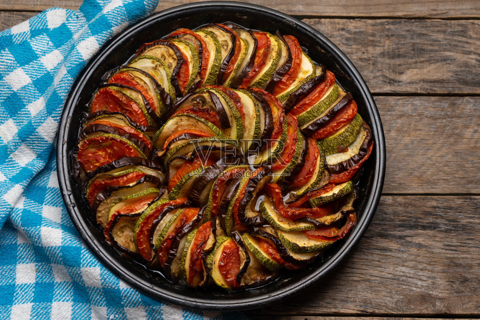 木质背景法式烤杂烩照片摄影图片