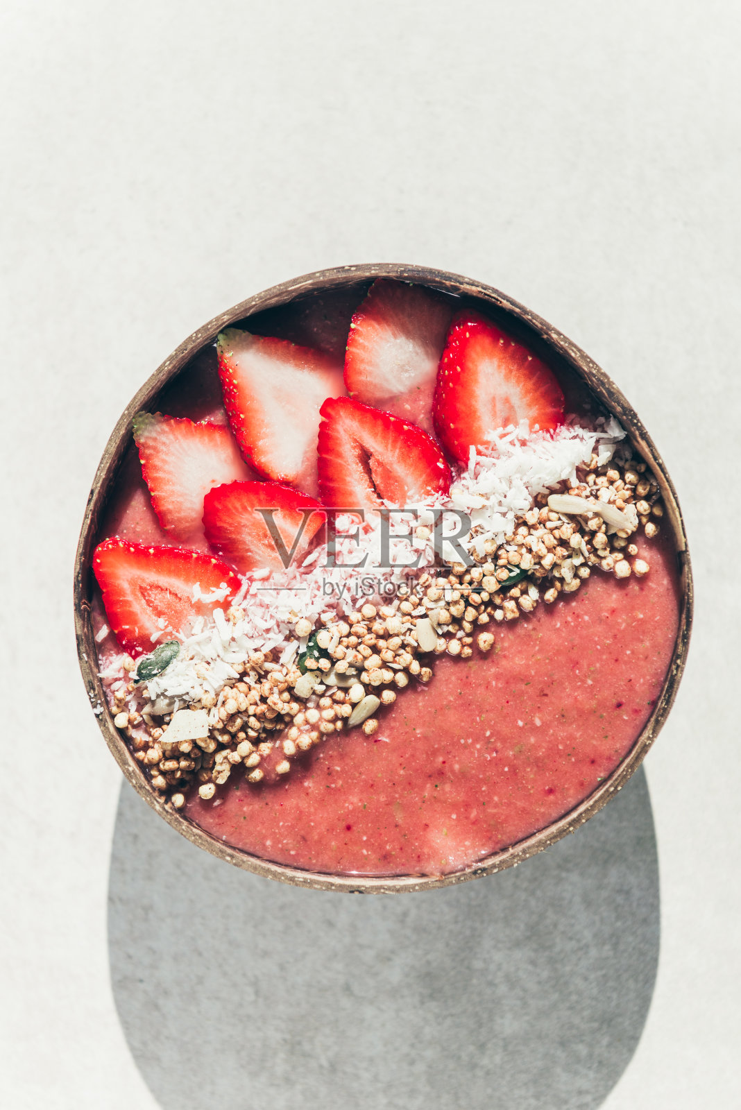 椰子碗草莓奶昔照片摄影图片