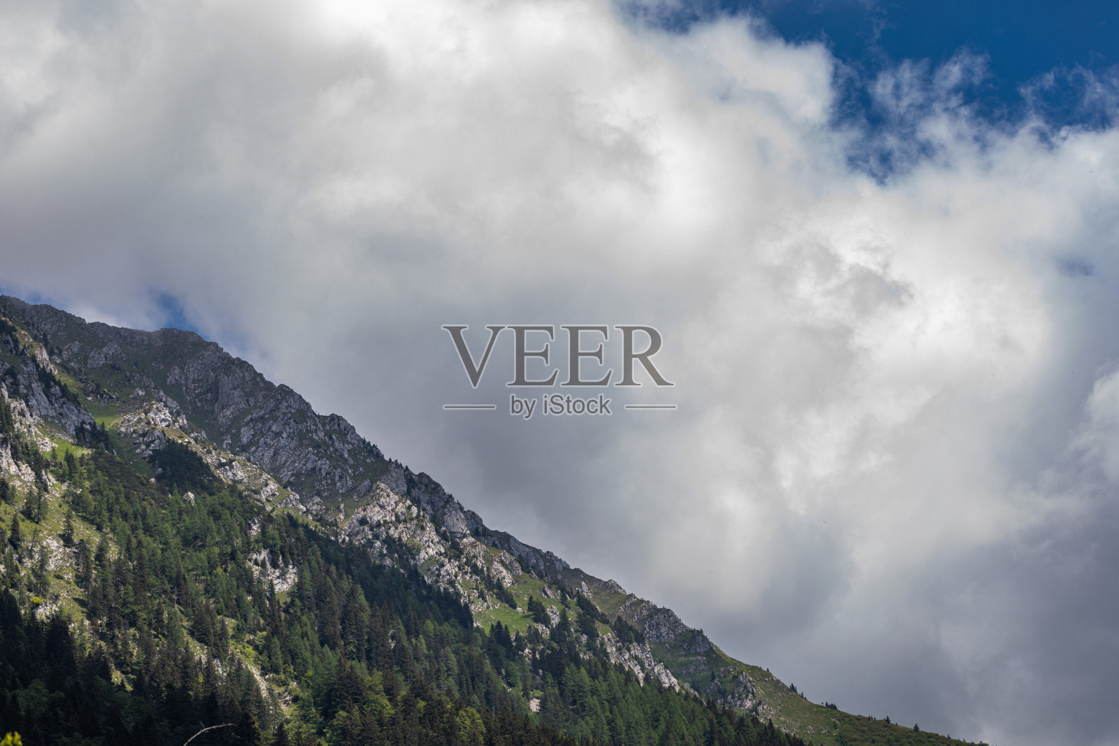 蒙特泽尔穆拉的斜坡，瓦尔恰尔塞，弗里利威尼斯朱利亚照片摄影图片