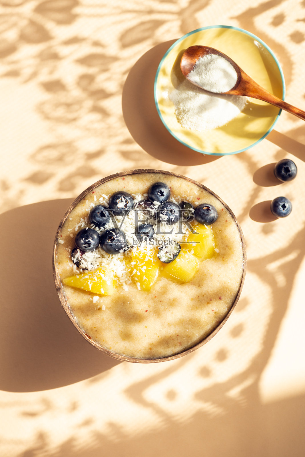 胶原蛋白粉和冰沙照片摄影图片