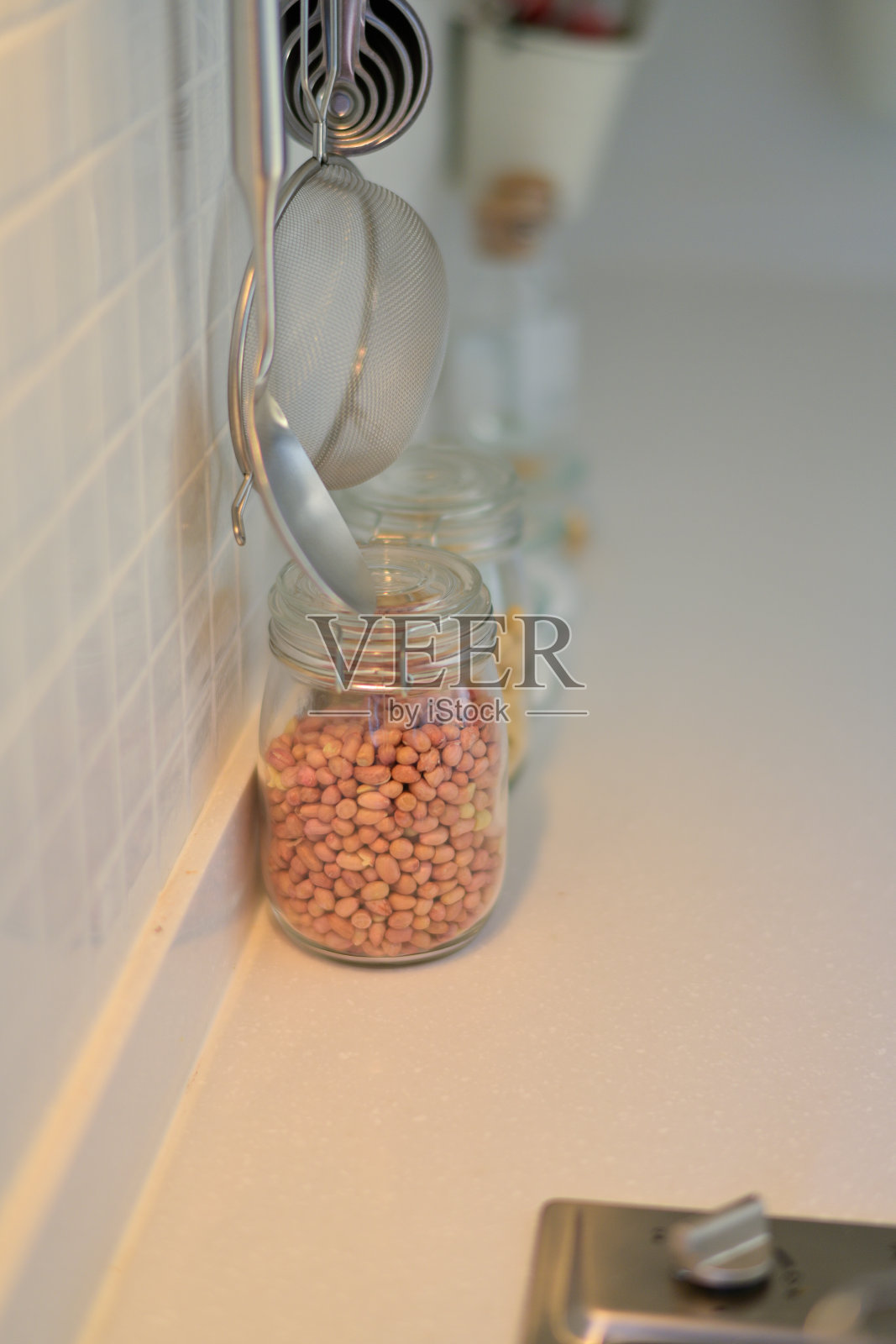 厨房柜台上的玻璃罐花生照片摄影图片