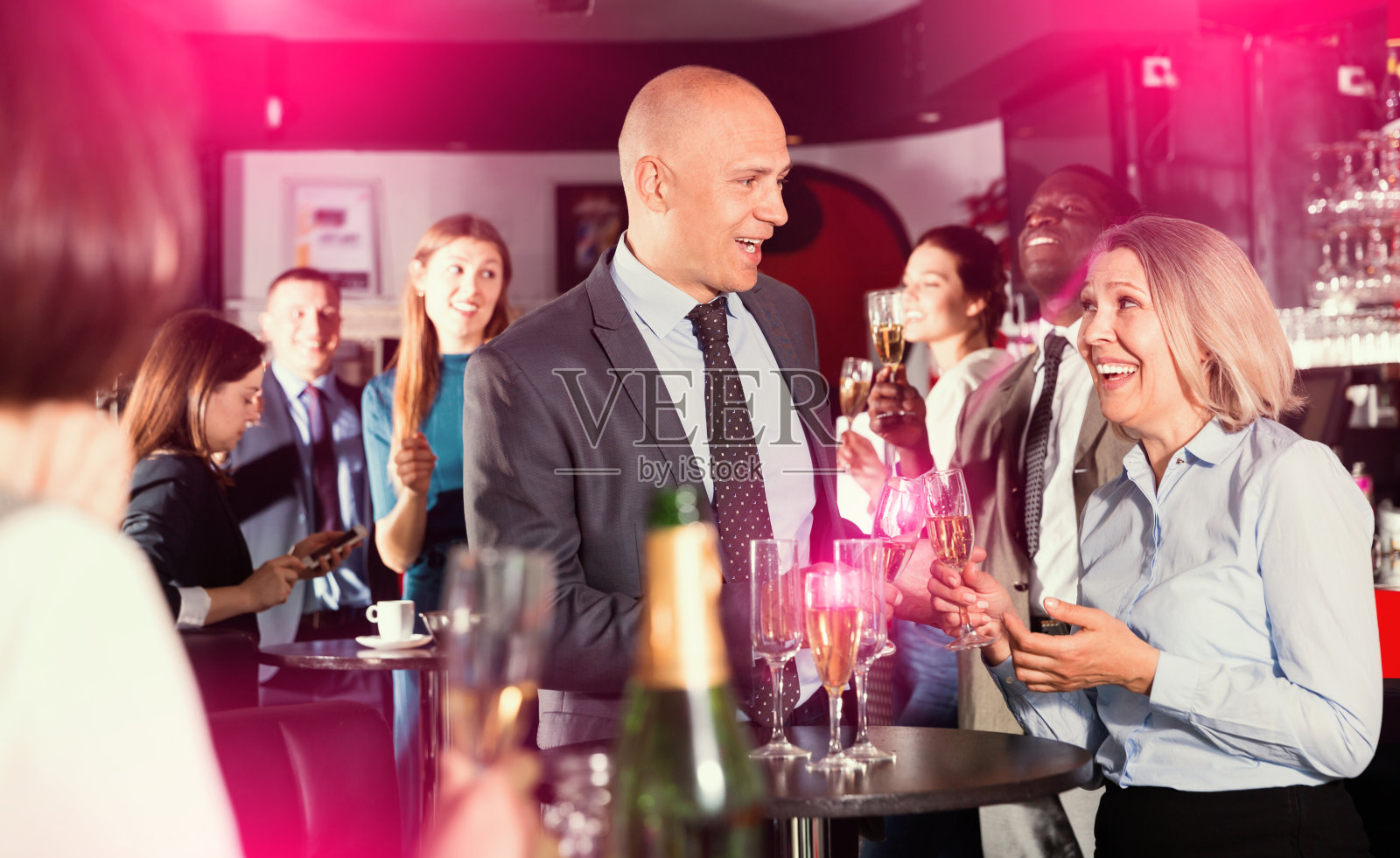 快乐的中年妇女与男同事享受办公室p照片摄影图片