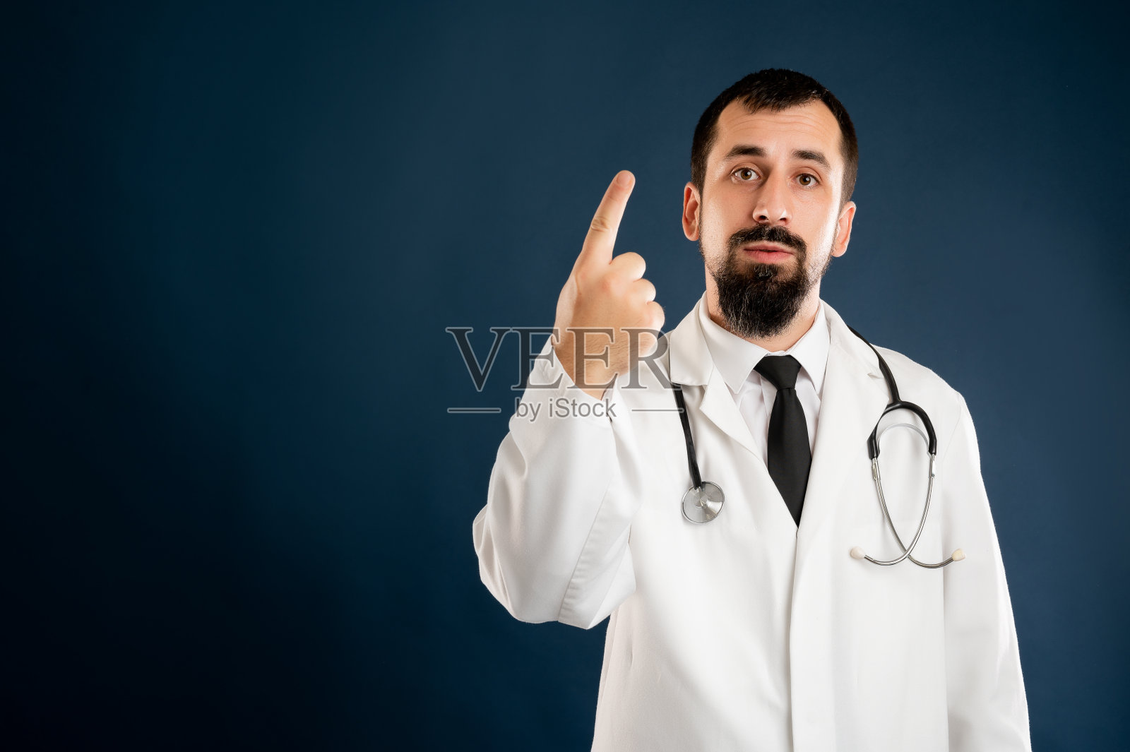 男医生在医疗制服听诊器计数一个与她的手指照片摄影图片