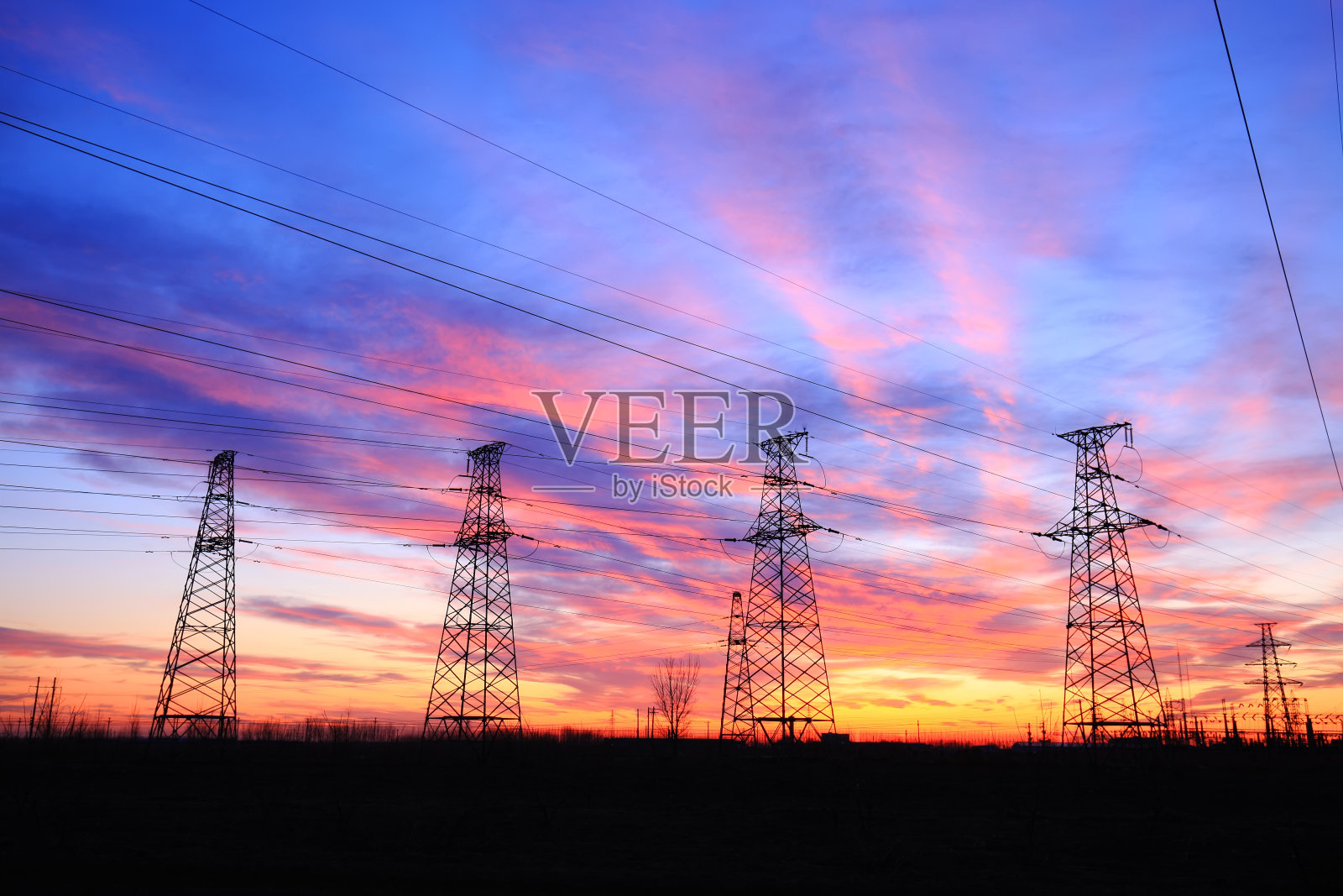 傍晚，高压电塔和美丽的晚霞照片摄影图片