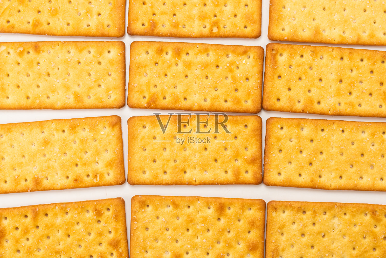 饼干与盐隔离在白色。照片摄影图片