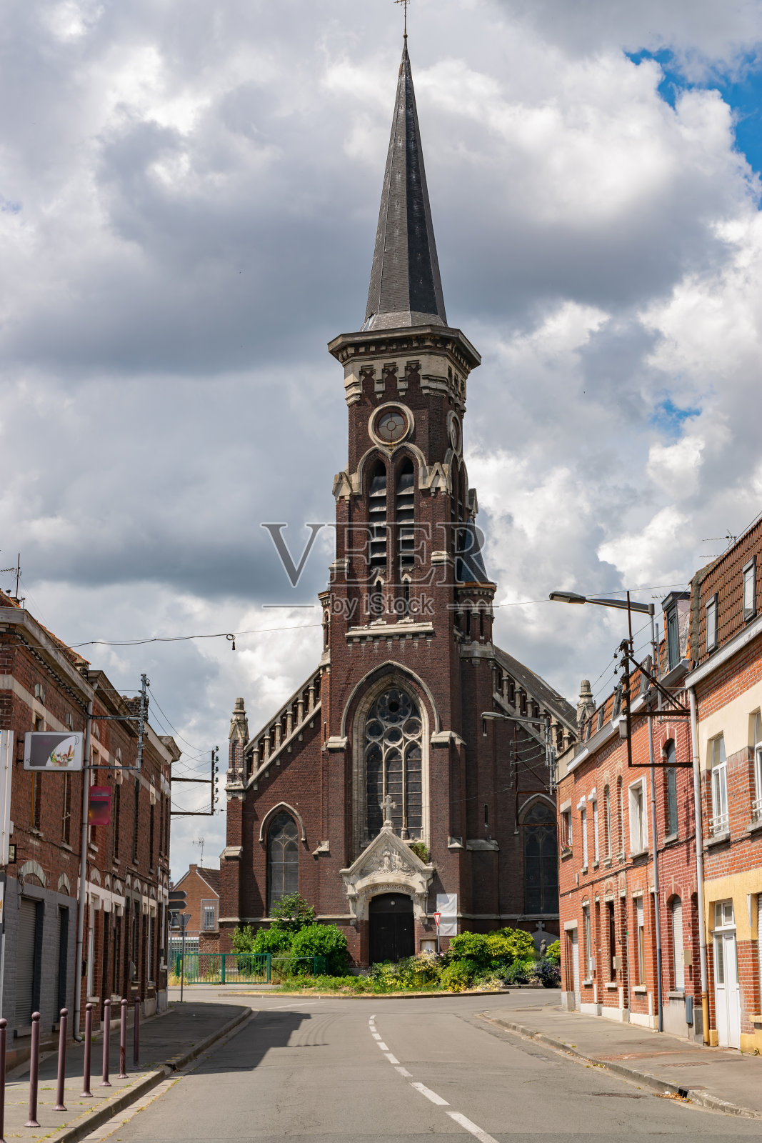 Saint-Gérard教堂和Wattrelos的观点。照片摄影图片