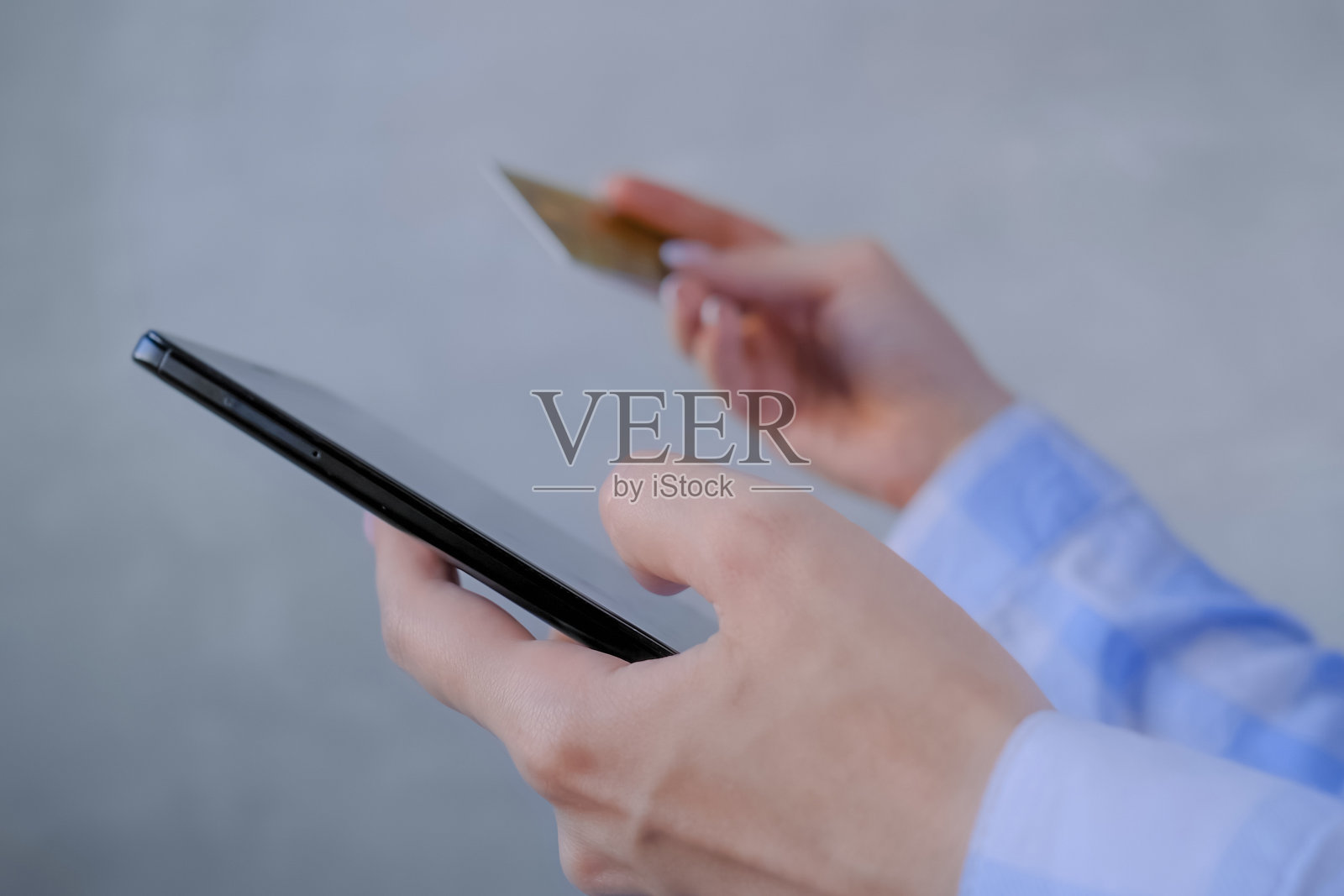 网上购物概念-女人使用智能手机和信用卡照片摄影图片