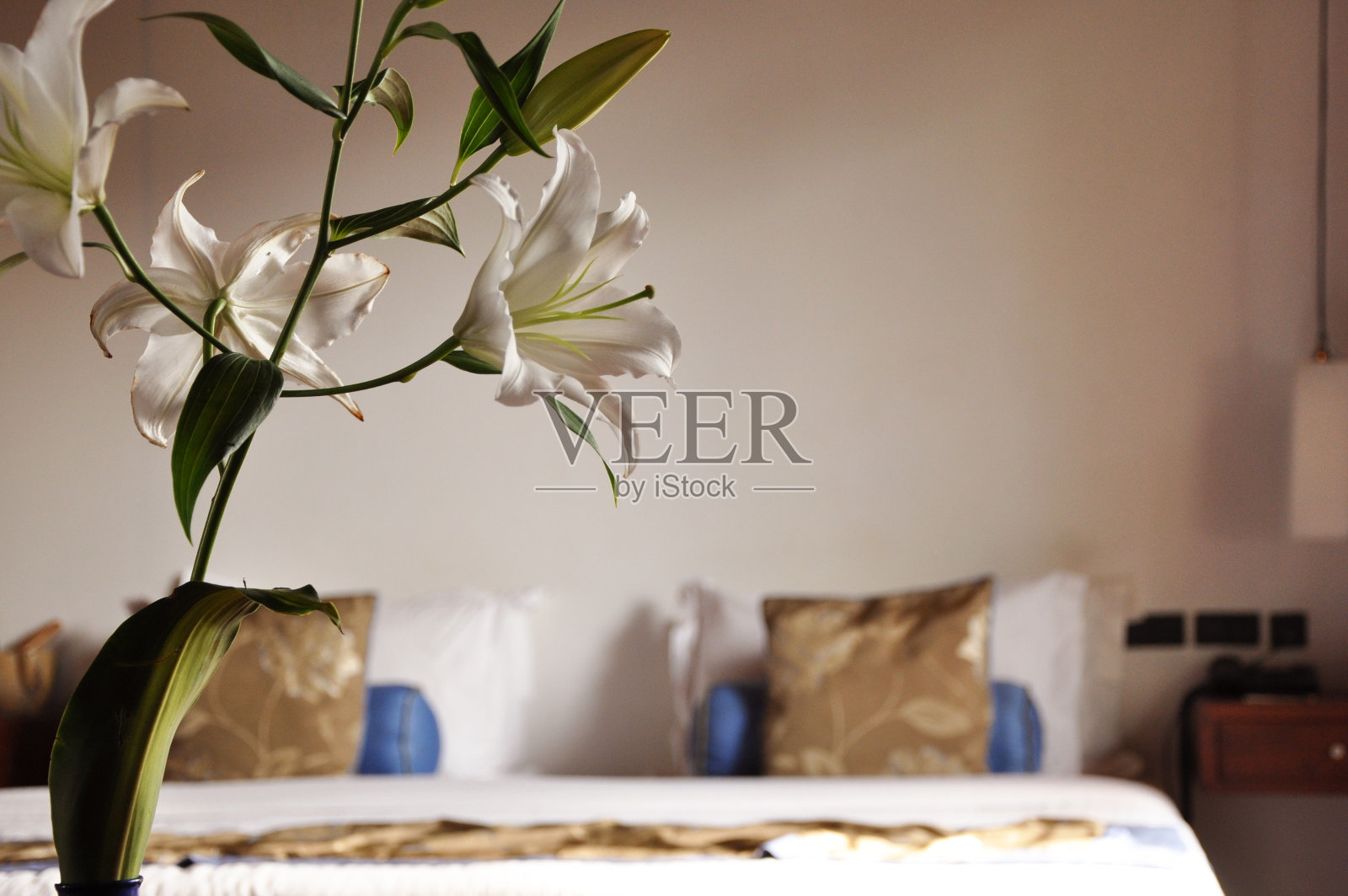 整洁的酒店房间，鲜花照片摄影图片