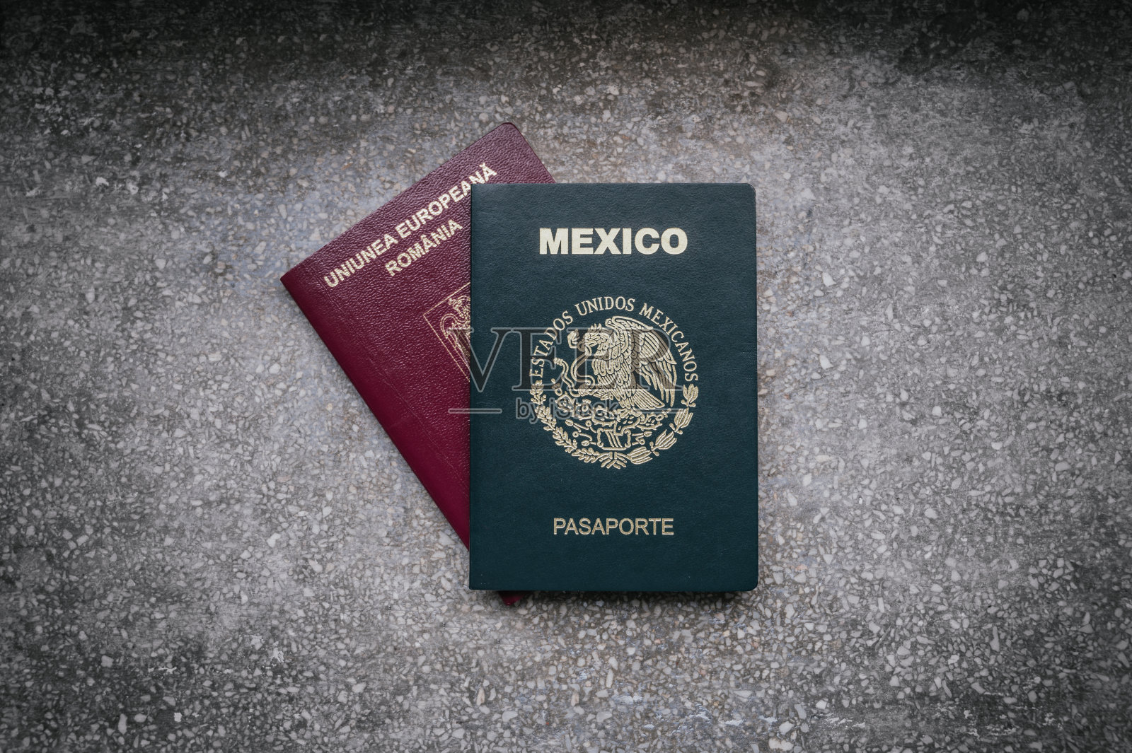 两本不同国家的护照照片摄影图片