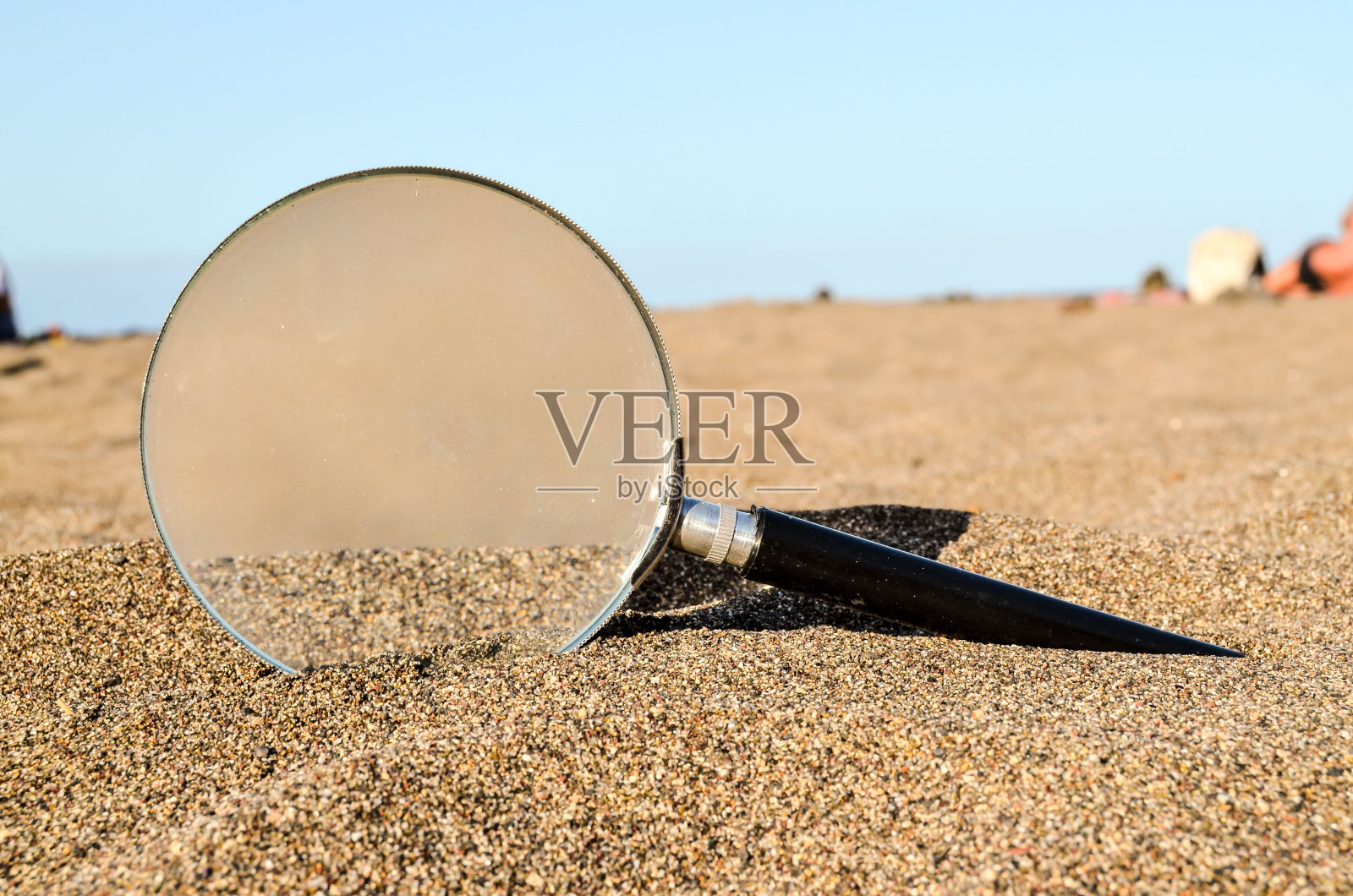 沙滩上的放大镜照片摄影图片