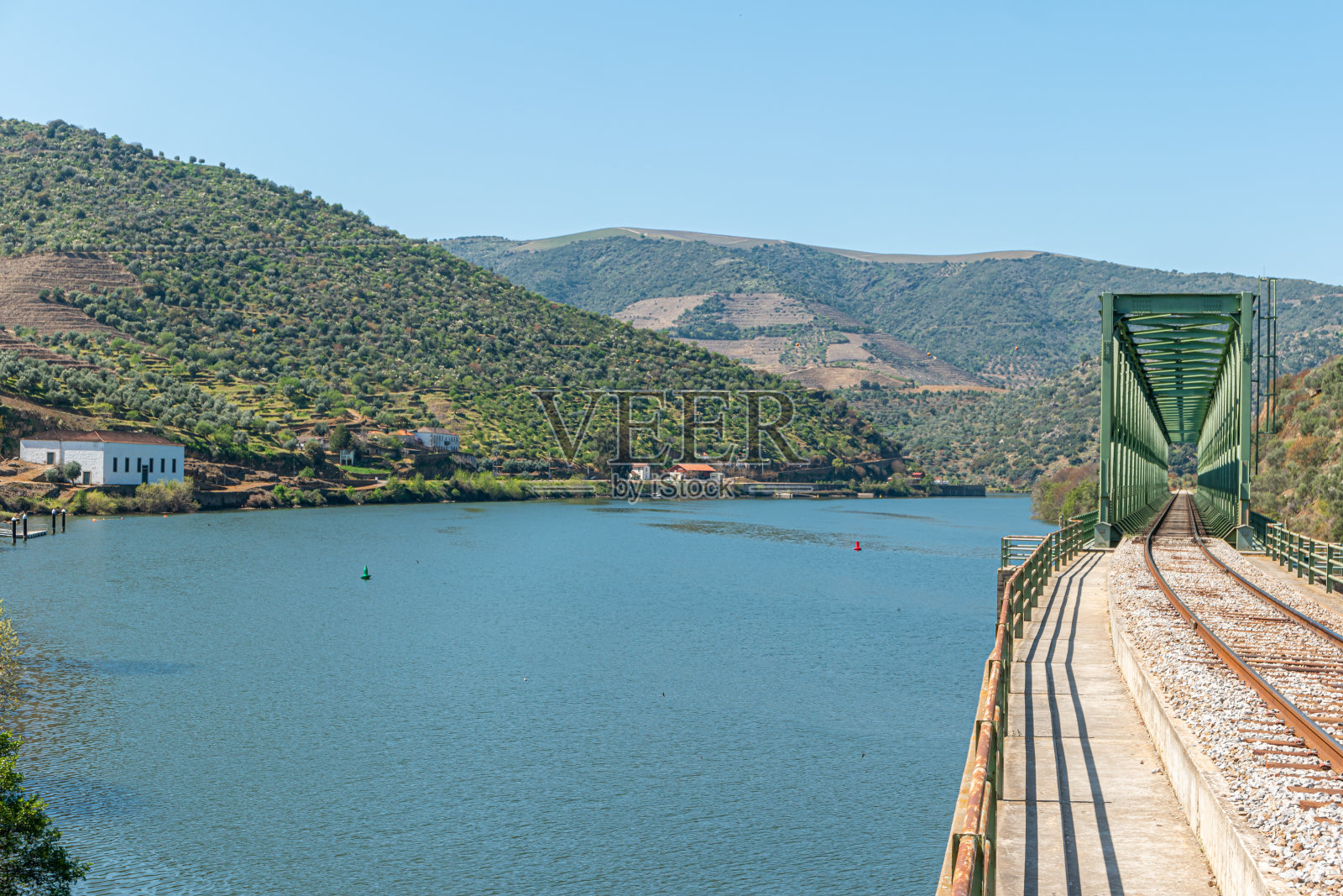 Douro valley view near the Ferradosa bridge at Sao Xisto位于Vale de Figueira, Sao Joao da Pesqueira市，村庄被一个令人惊叹的景观主导照片摄影图片