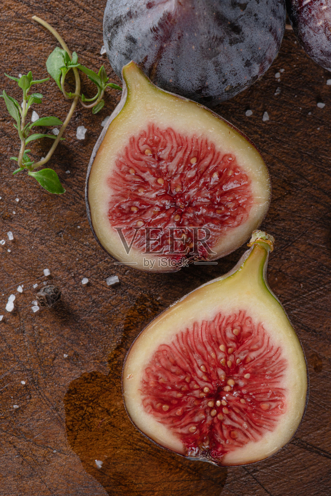 木桌上放着新鲜成熟的无花果。健康的地中海无花果。漂亮的蓝紫无花果，选择性聚焦。照片摄影图片