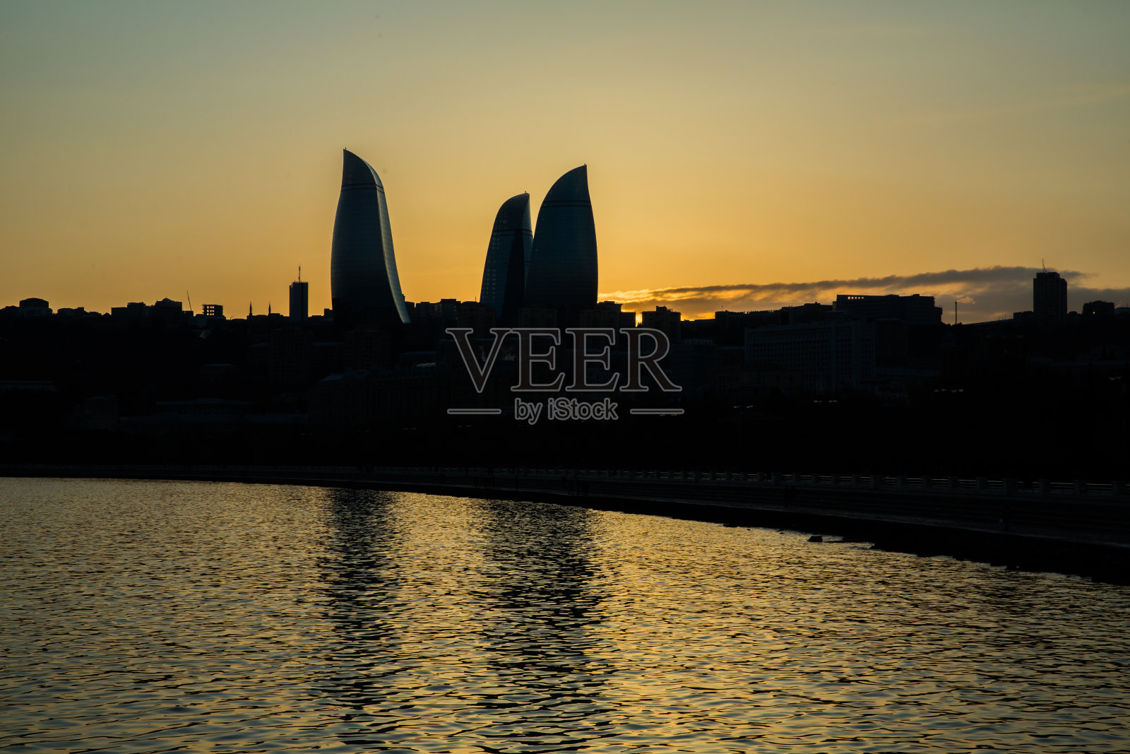 巴库和里海海滨的夜景。日落在巴库。巴库大道上缤纷的日落。里海的海滨。巴库，阿塞拜疆。照片摄影图片