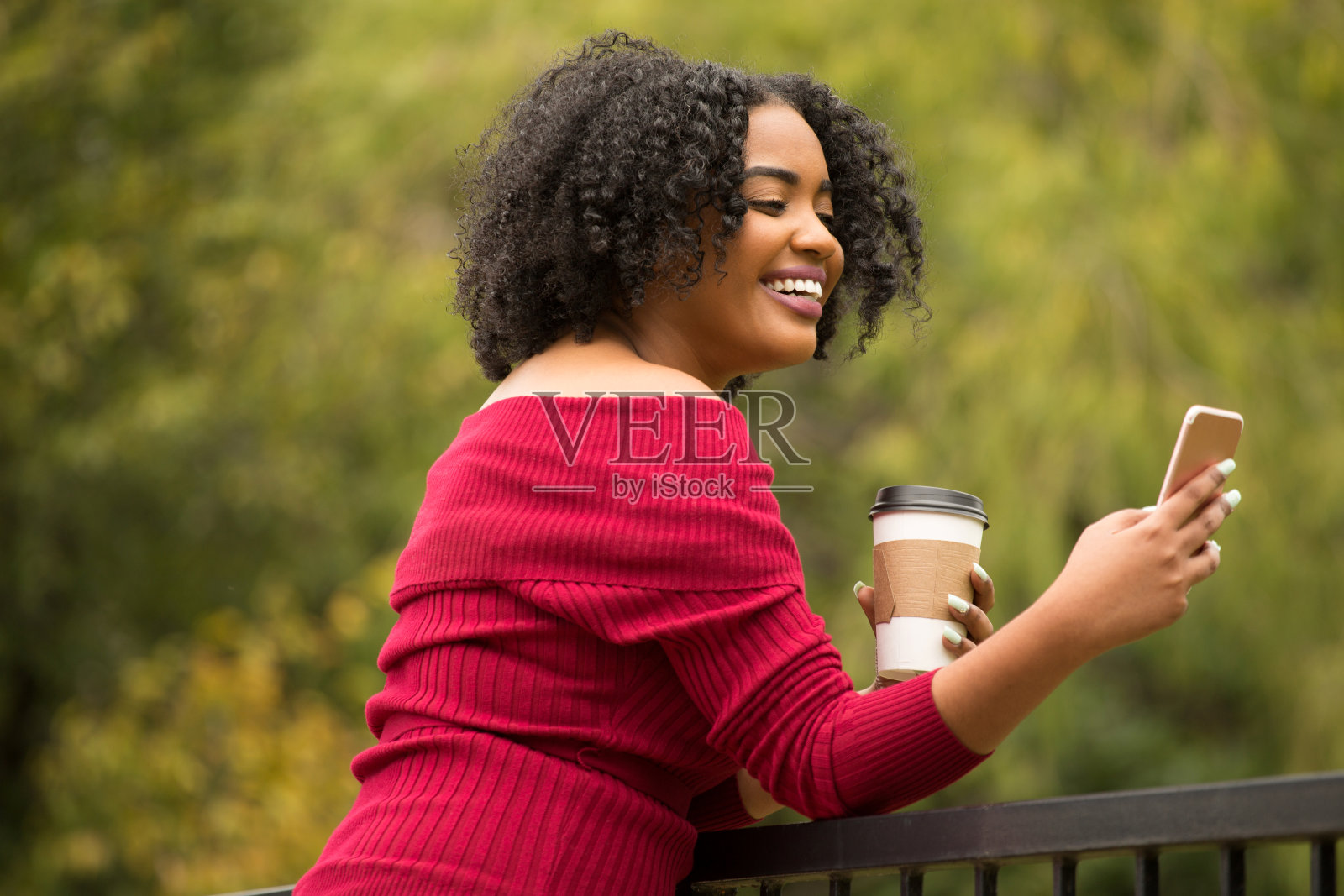 看手机的女人。照片摄影图片