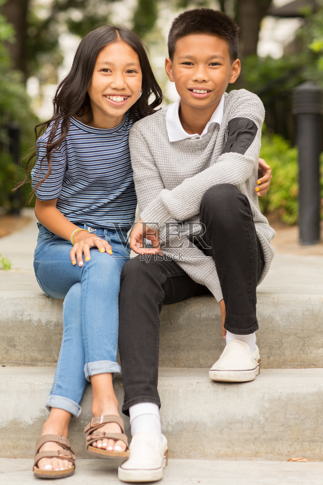 一个亚洲兄弟和他的妹妹的肖像。照片摄影图片