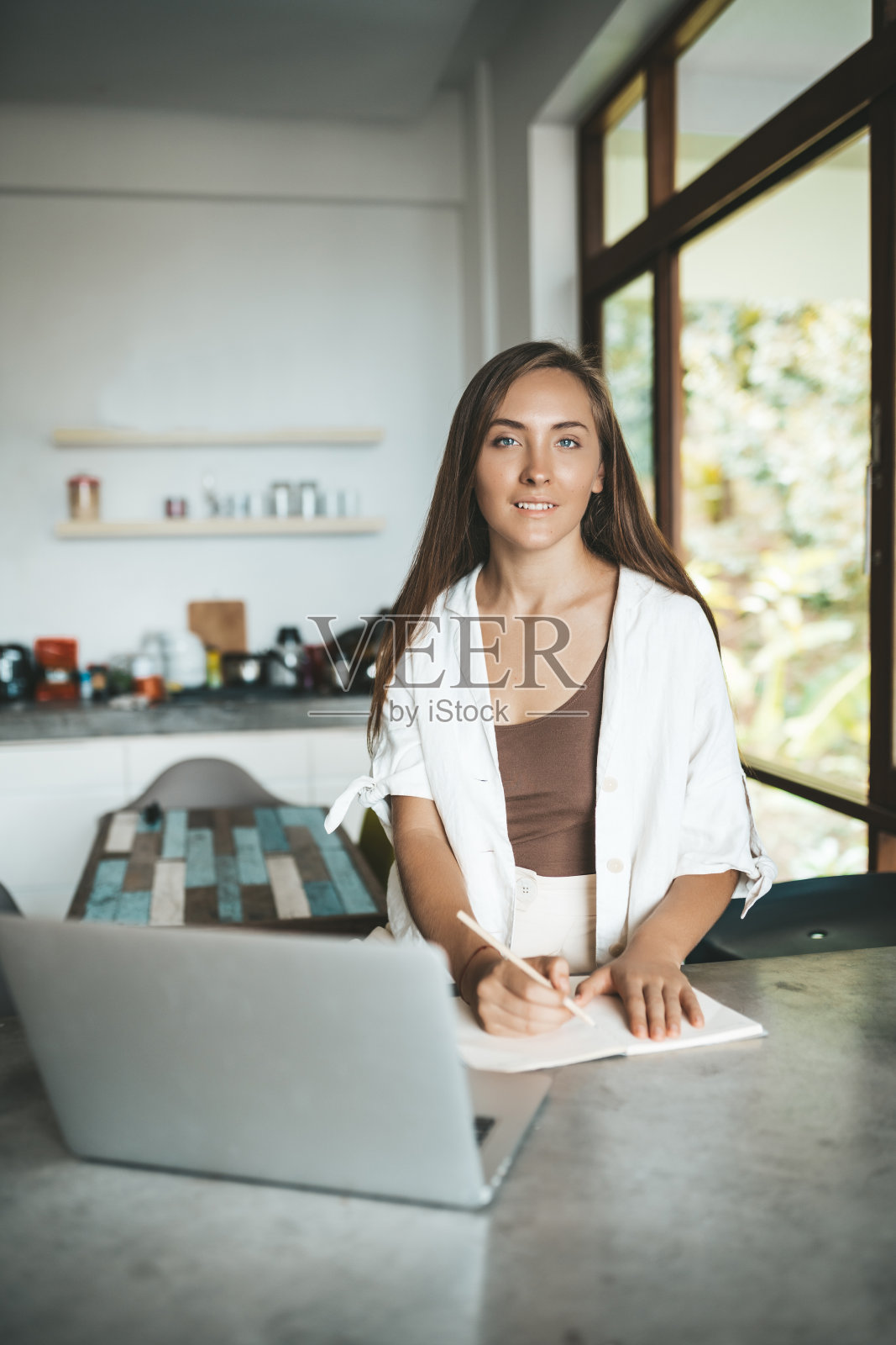 在家靠电脑工作的女性照片摄影图片