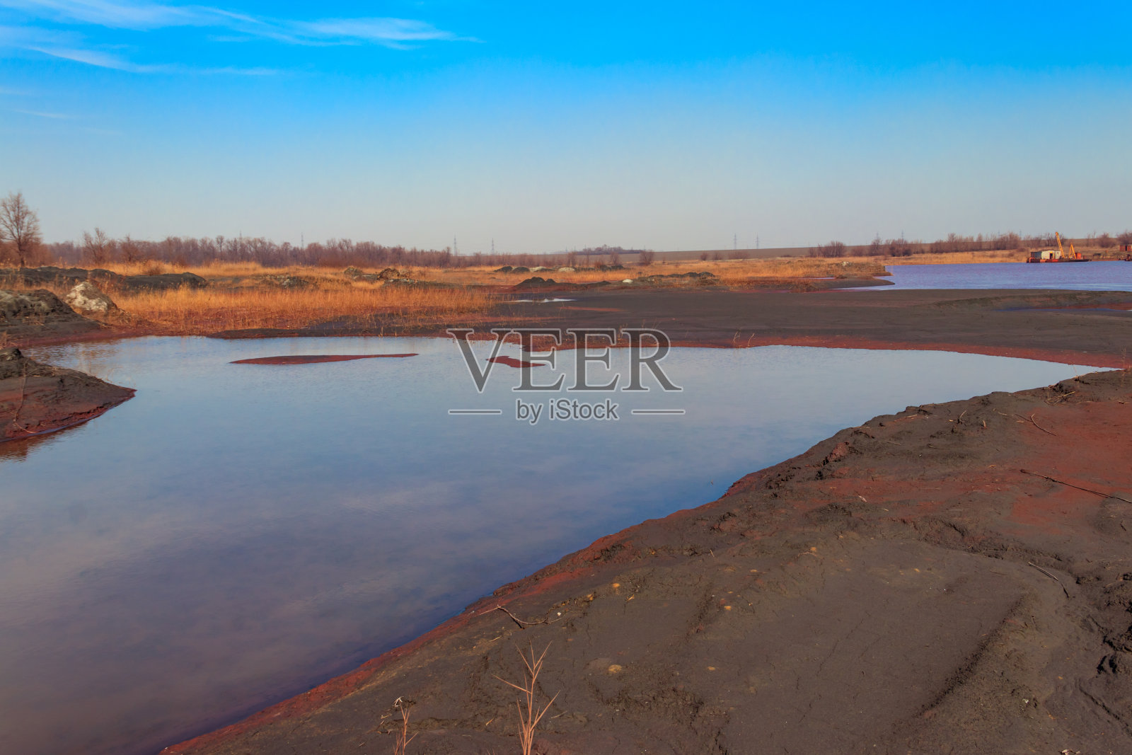 乌克兰克里维伊市矿业工业用水技术沉降器。被废铁污染的红色水照片摄影图片