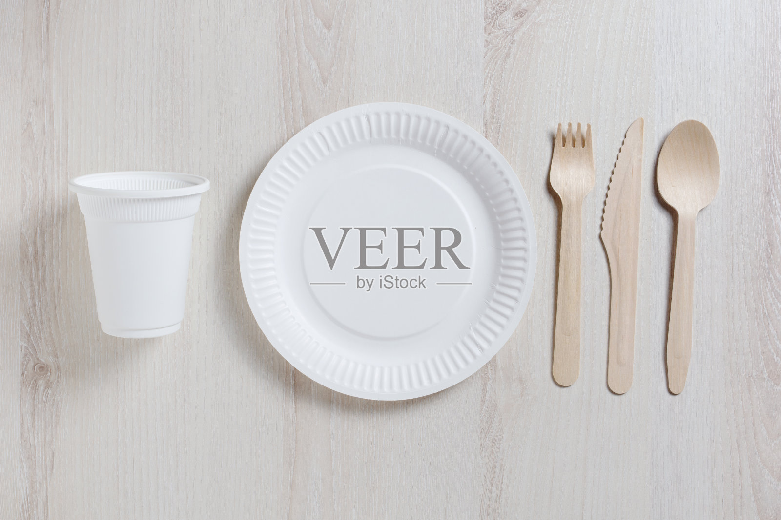 桌上的一次性餐具照片摄影图片