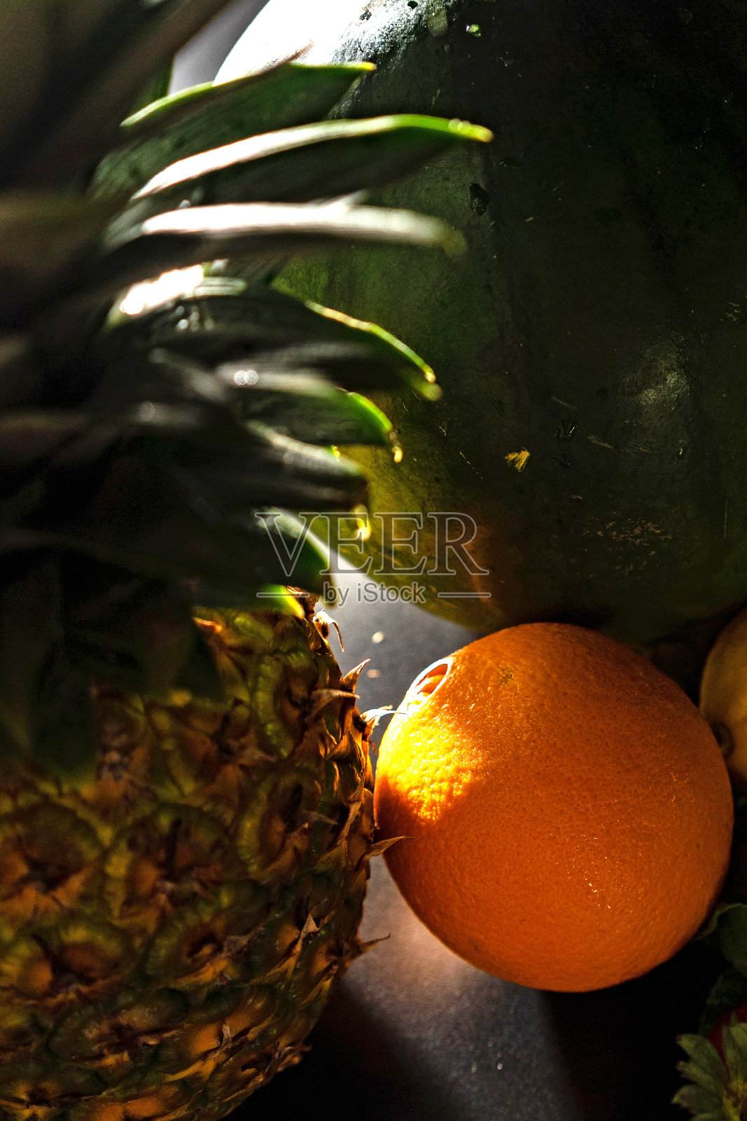 西瓜，橙子，菠萝的特写在一个黑色的背景照片摄影图片