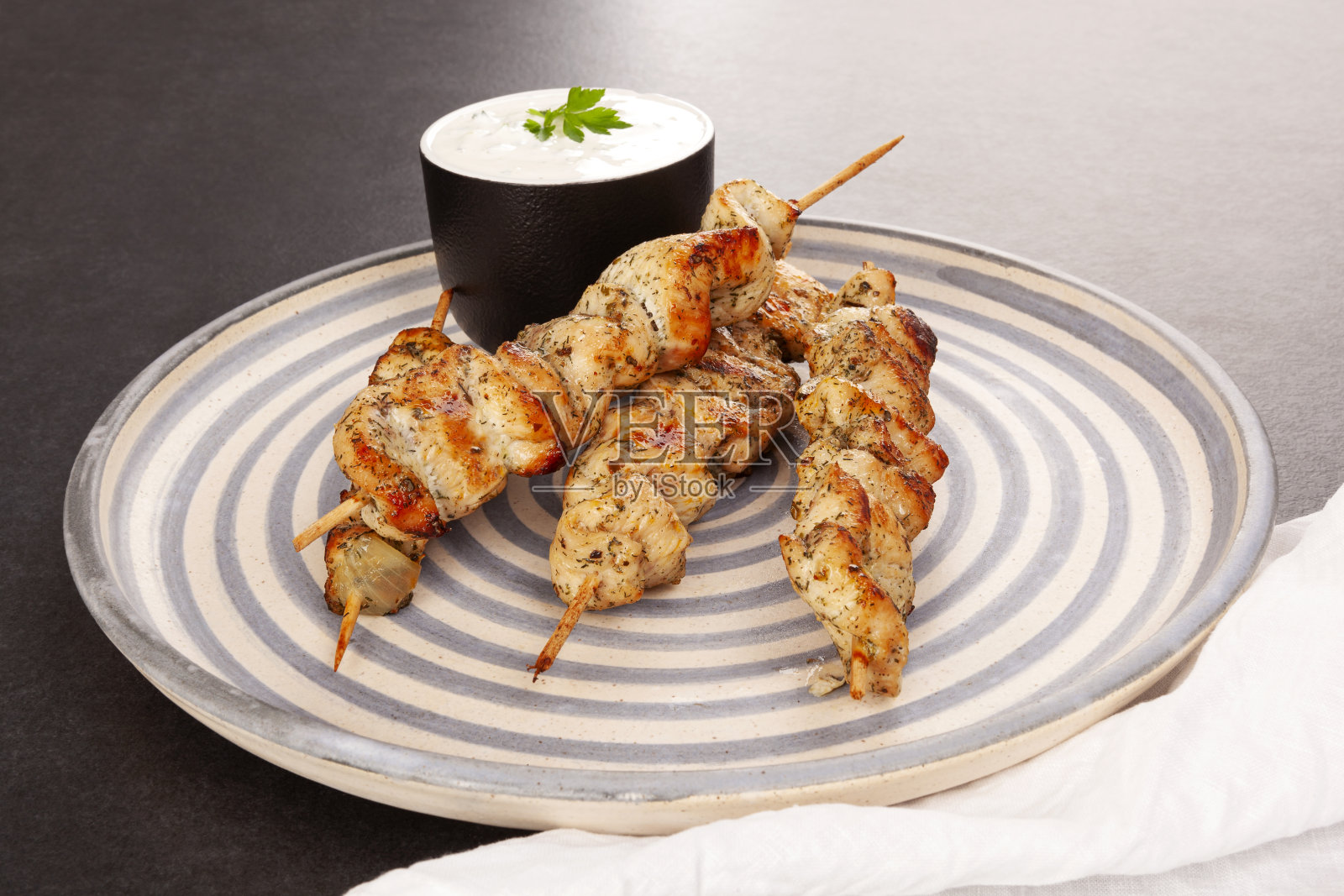 用木串在盘子上烤肉。照片摄影图片