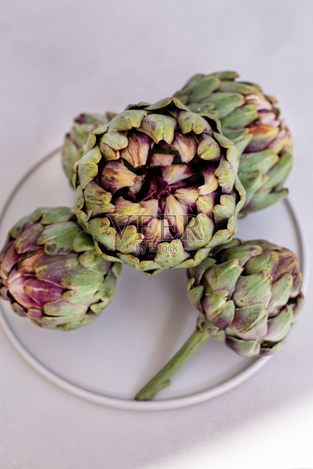 在浅灰色背景上的洋蓟Topview图像。照片摄影图片