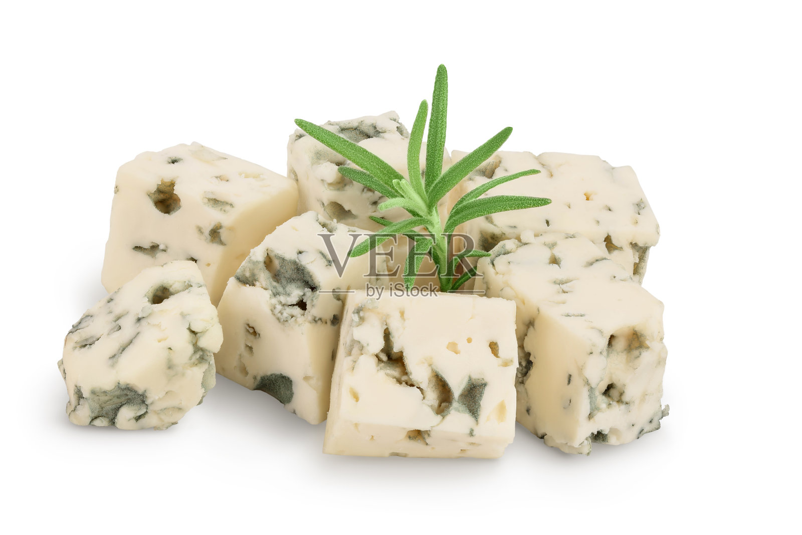 切成块的蓝奶酪与迷迭香孤立的白色背景，裁剪路径和充分的景深。照片摄影图片