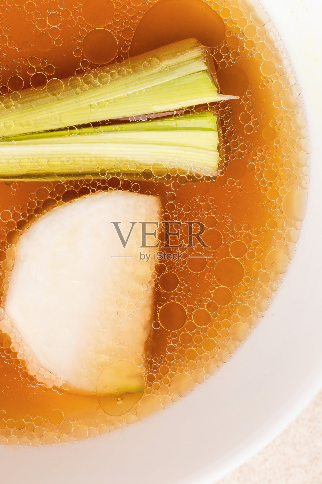 油在橙色肉汤的表面冒泡照片摄影图片