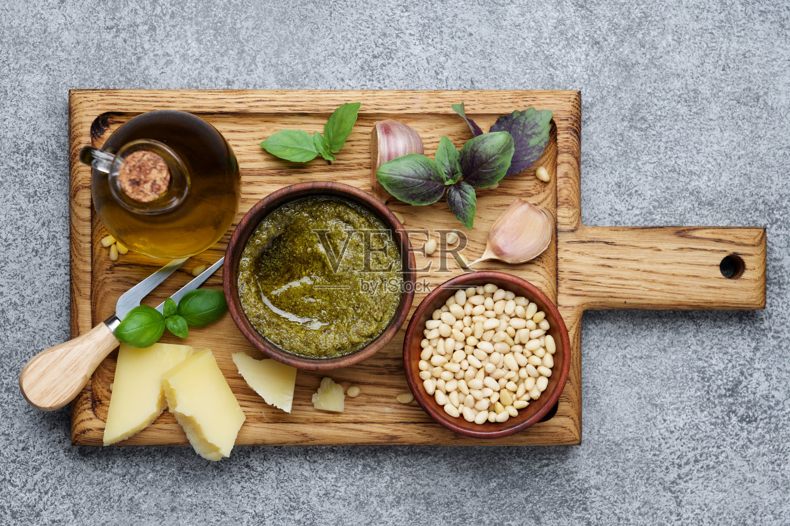 由传统配料包围的意大利香蒜沙司。平躺照片摄影图片