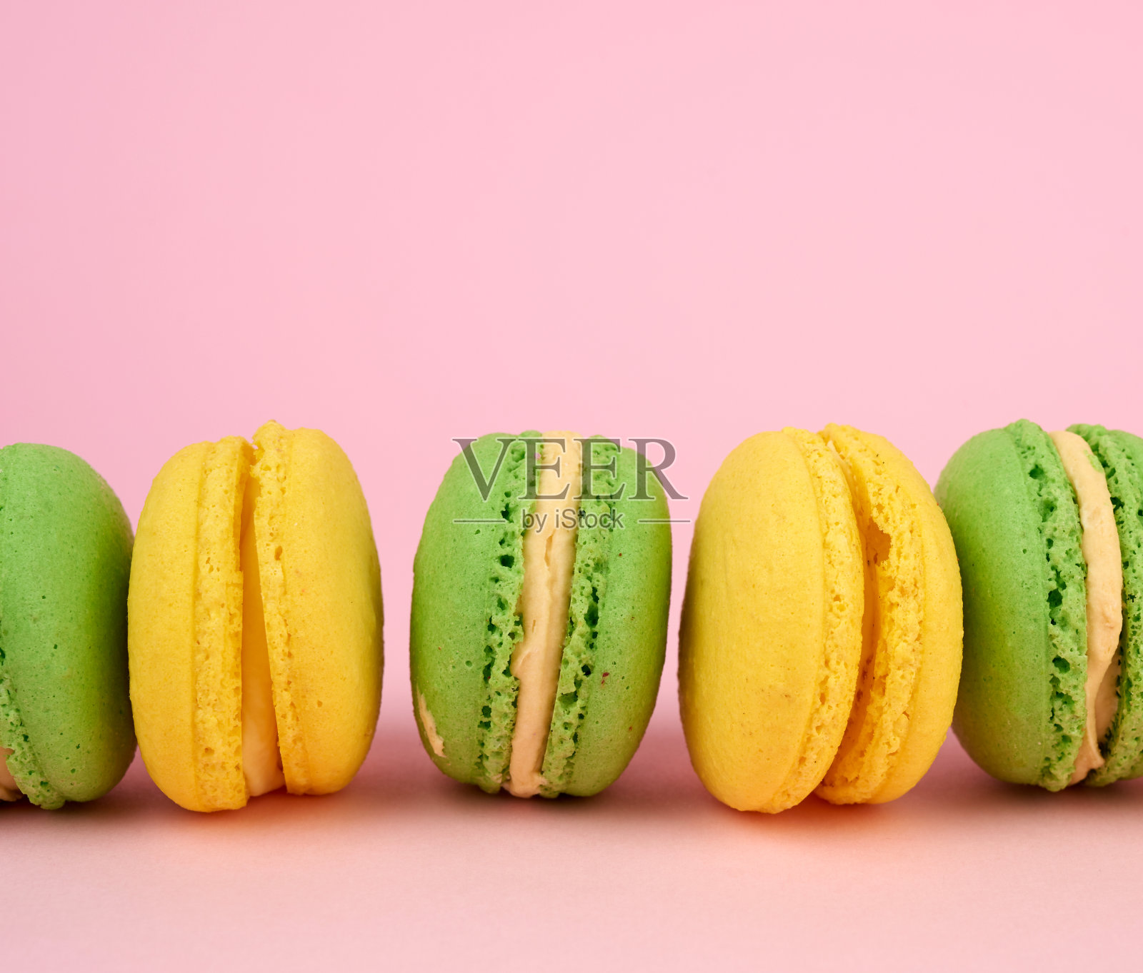 许多五颜六色的圆烤马卡龙蛋糕照片摄影图片