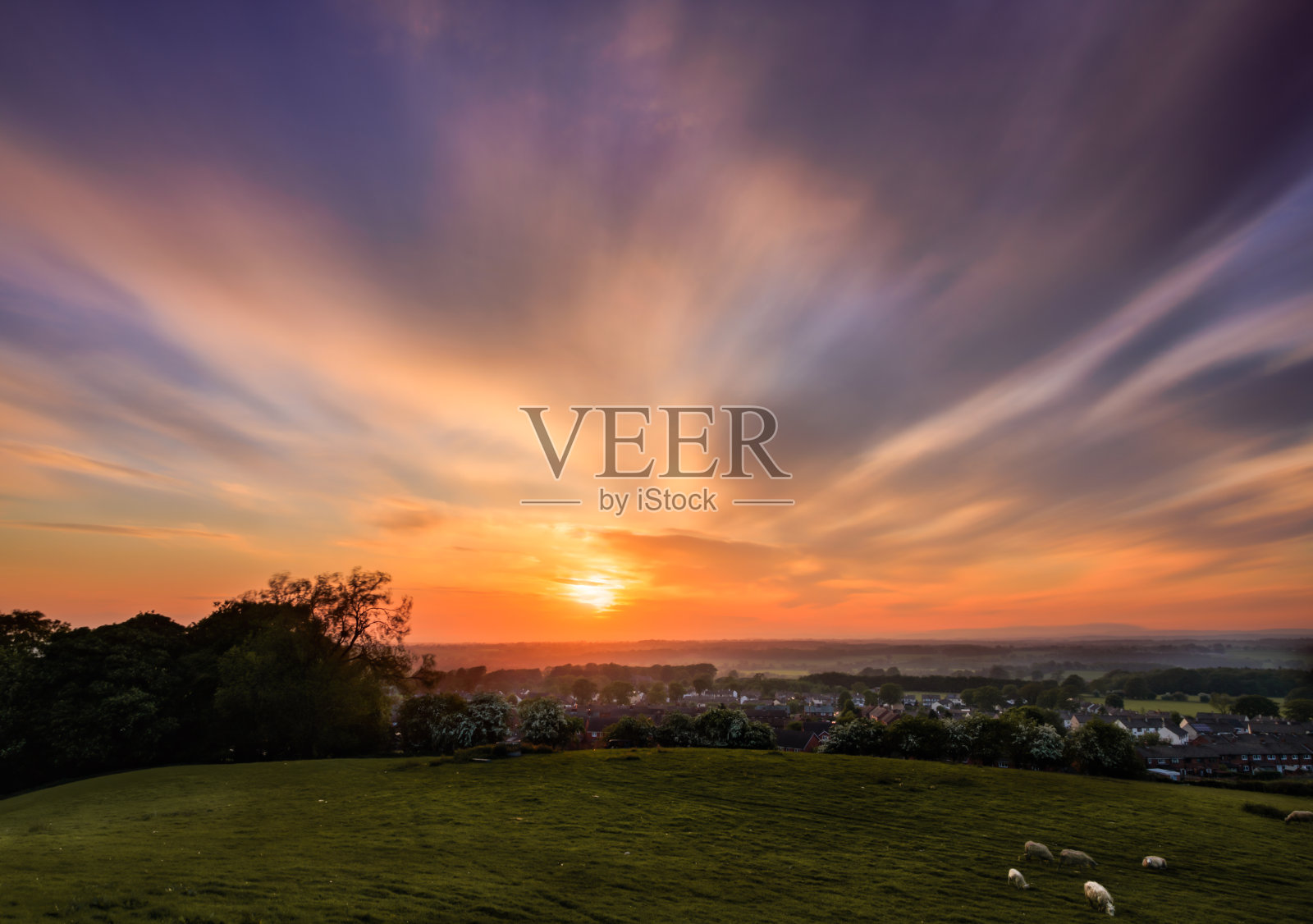 英国坎布里亚郡(Cumbria)的布兰普顿镇，田野上美丽多彩的日落。照片摄影图片