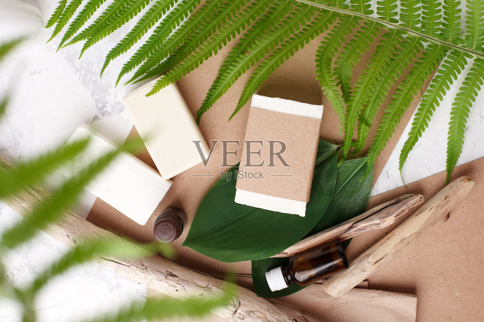 生态天然椰子香皂或洗发水吧平躺在热带背景。可持续生活方式的概念。“零浪费”。无塑料，杜绝塑料污染。重复使用，减少，回收，废弃，模拟照片摄影图片