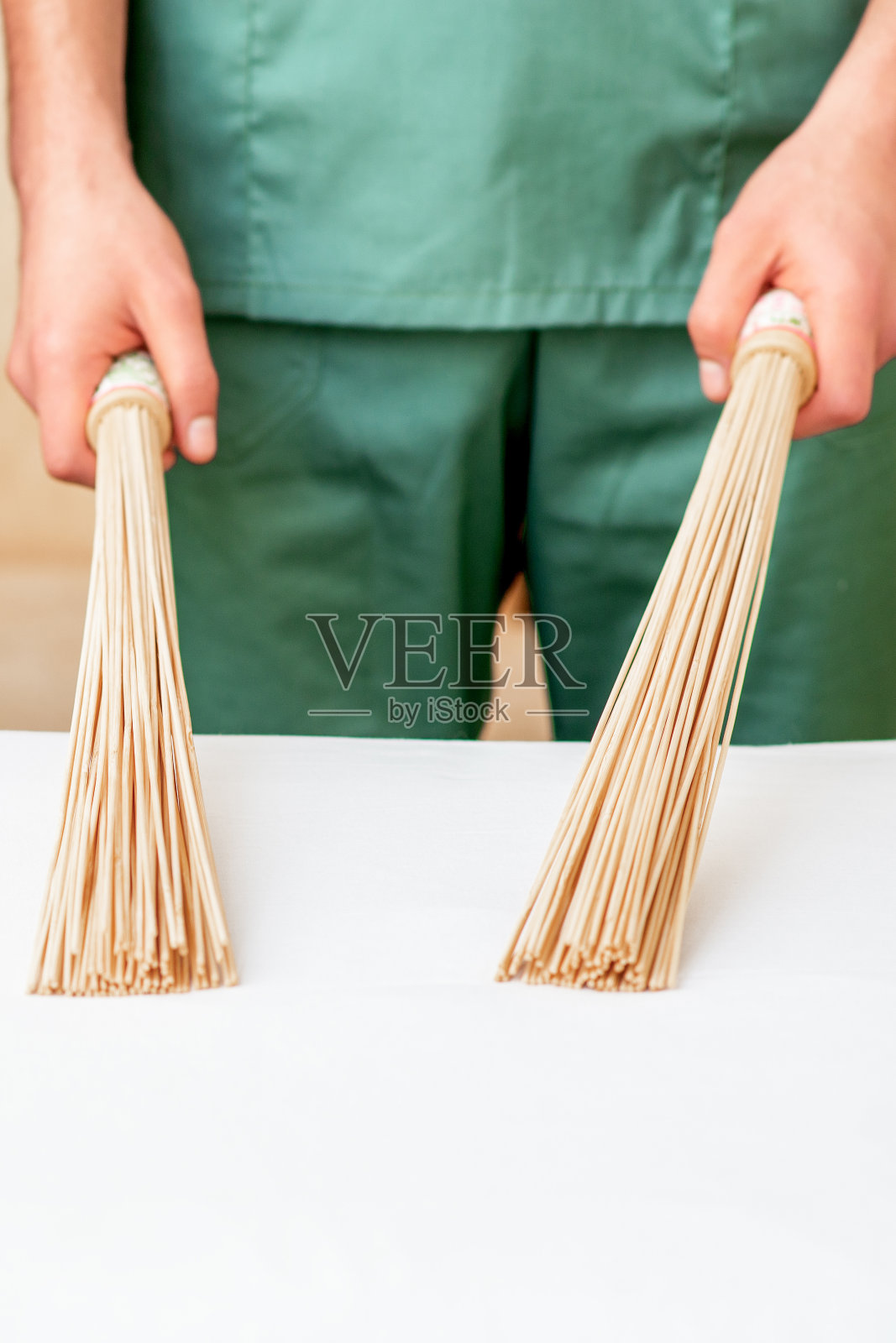 竹按摩扫帚在手照片摄影图片