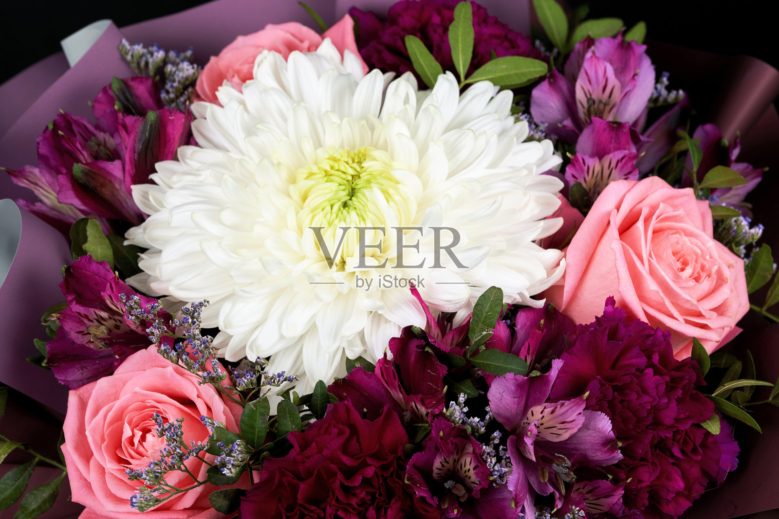 一束不同的花。花的特写，背景和纹理。大自然的明亮色彩照片摄影图片