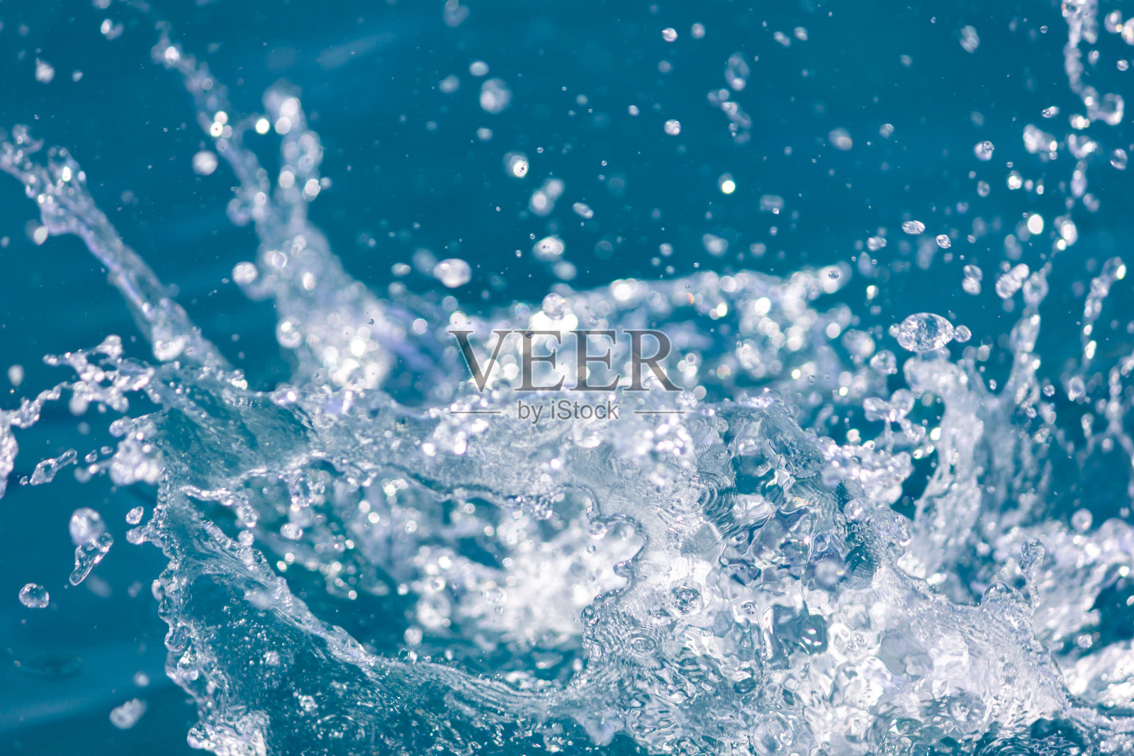 海里的阵阵波浪。水滴和条纹作为背景。照片摄影图片