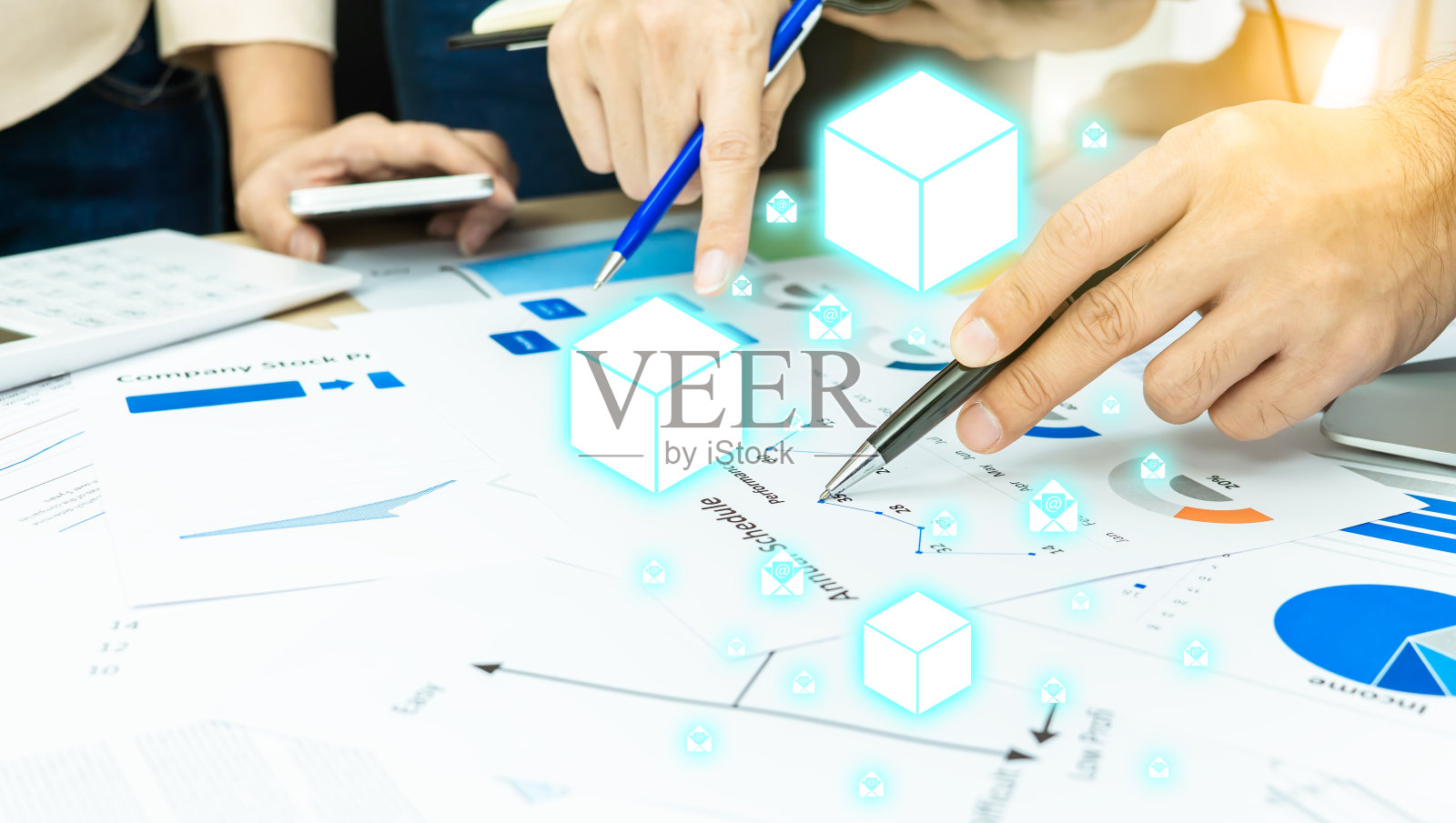 公司专业业务小组会议背景，安全应用软件聊天视频电话会议，讨论因冠状病毒隔离导致的笔记本和手机应用照片摄影图片