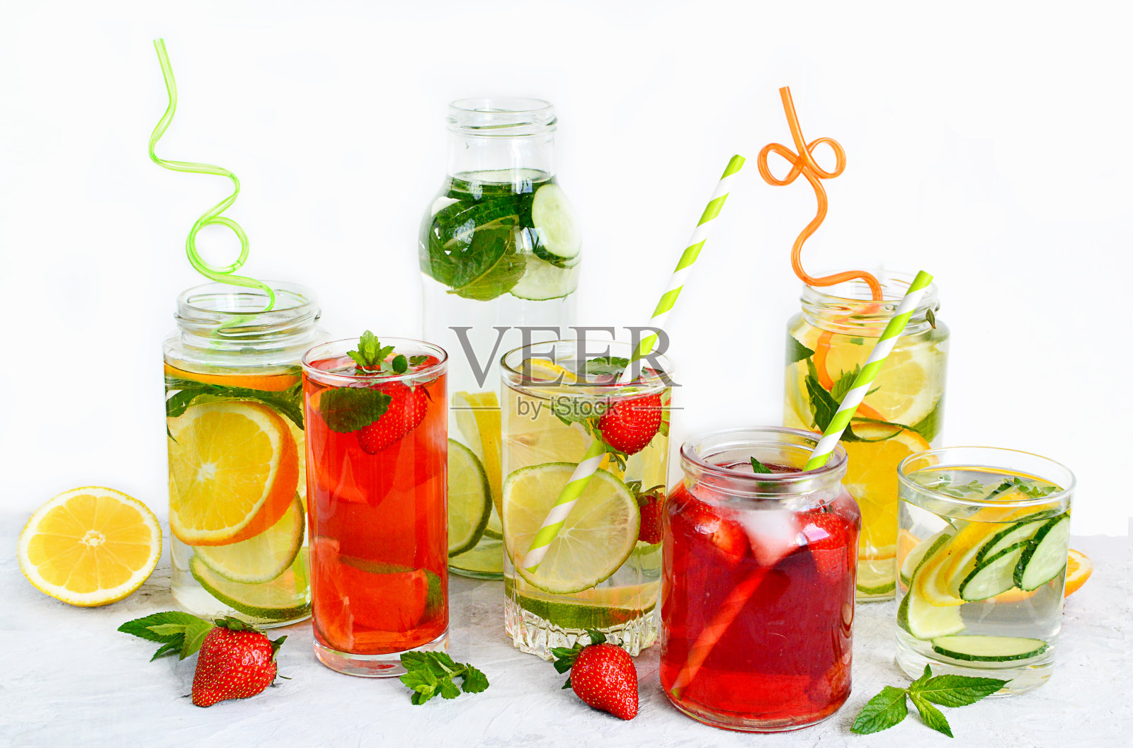 夏日自制清爽饮料柠檬，酸橙，草莓，橘子，薄荷在白色的背景。排毒，健康饮食，健身饮料。旅行的概念。本空间照片摄影图片