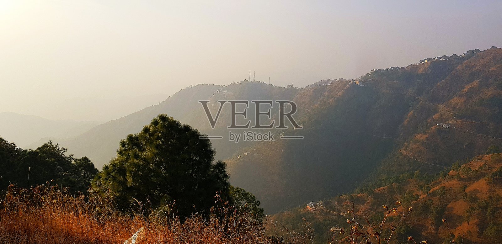 山谷的鲜艳色彩。照片摄影图片