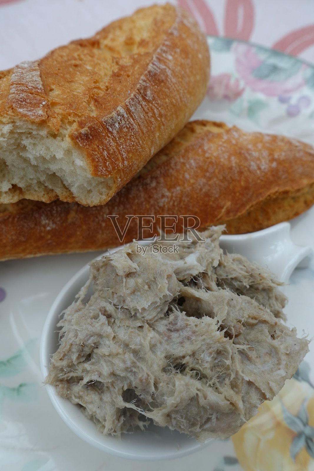 法式长棍面包上的猪肉片照片摄影图片