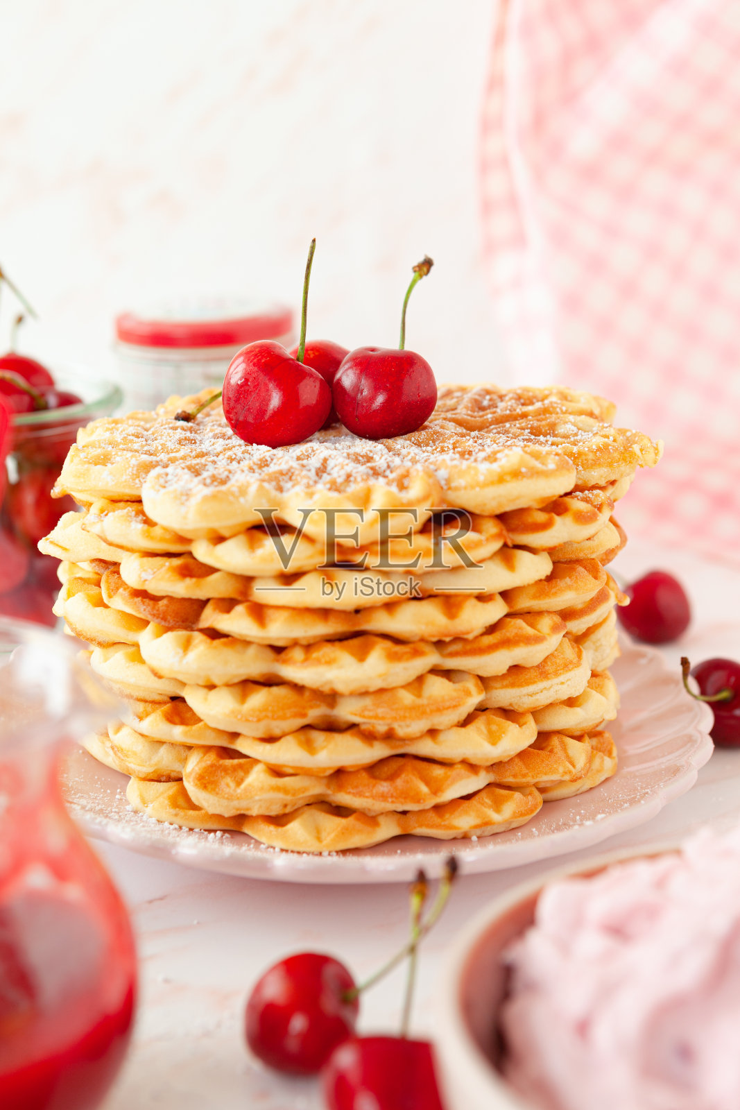 新鲜樱桃的甜华夫饼照片摄影图片