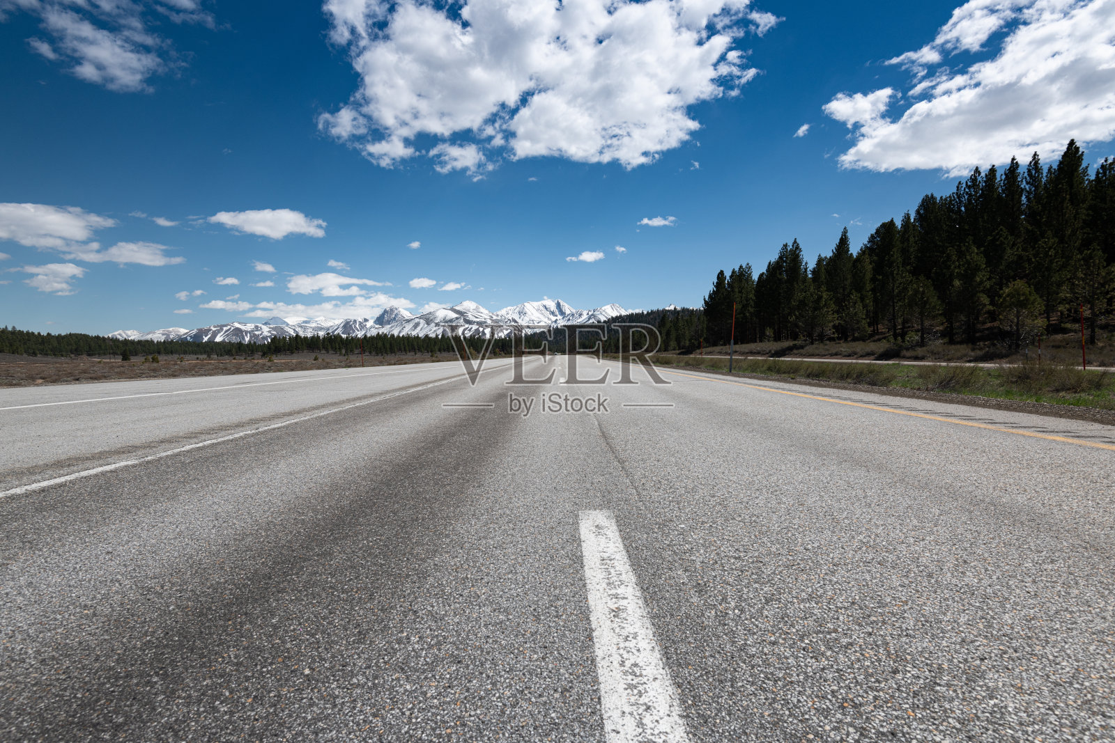 美国加州内华达山脉的公路。照片摄影图片