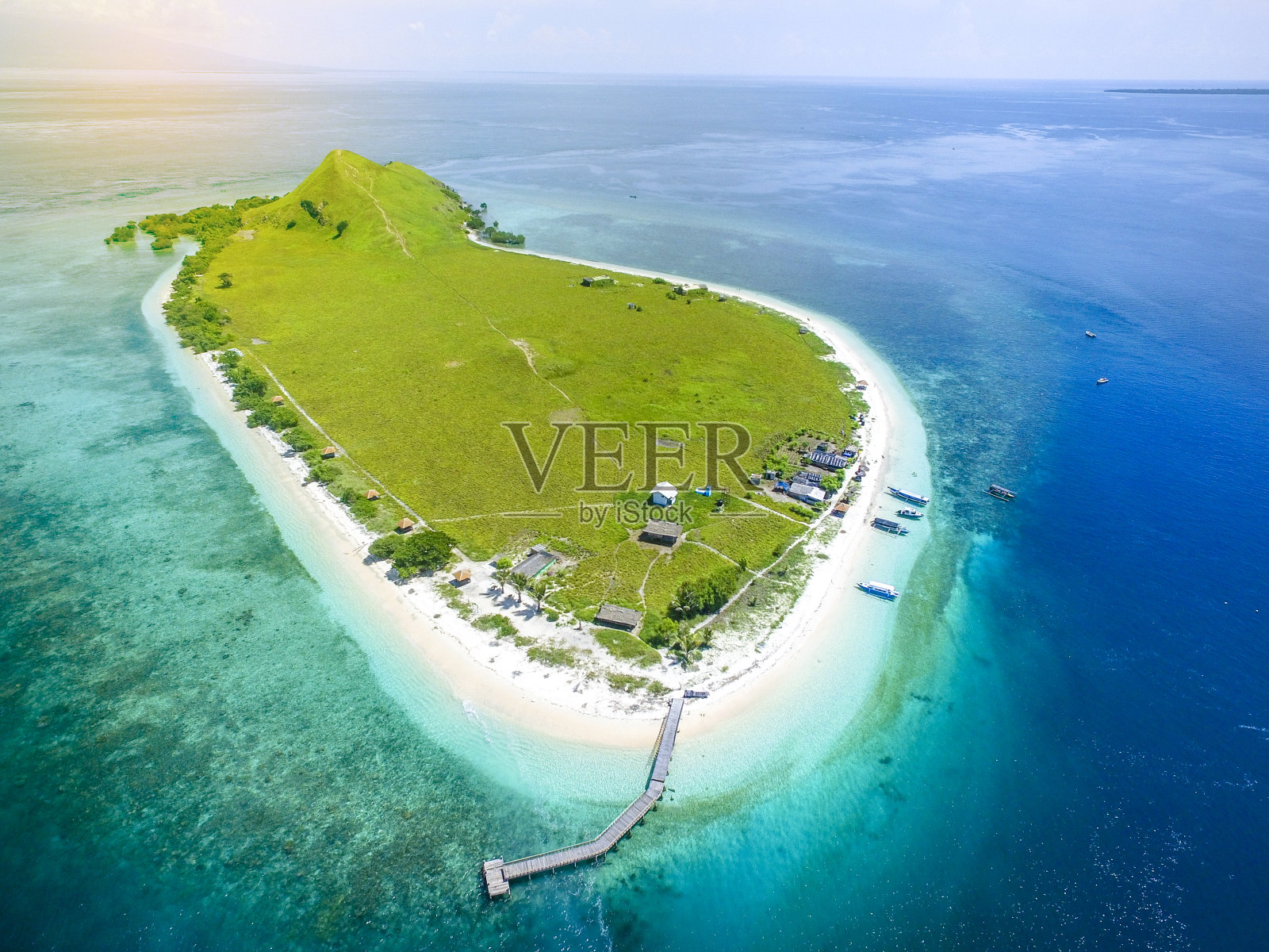 鸟瞰图上的岛屿有白色的沙滩和美丽的泻湖照片摄影图片