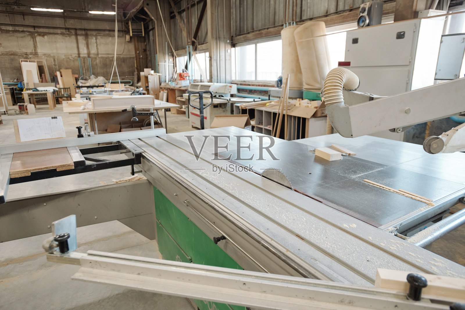 用于家具生产的大型工业机器或工作设备照片摄影图片