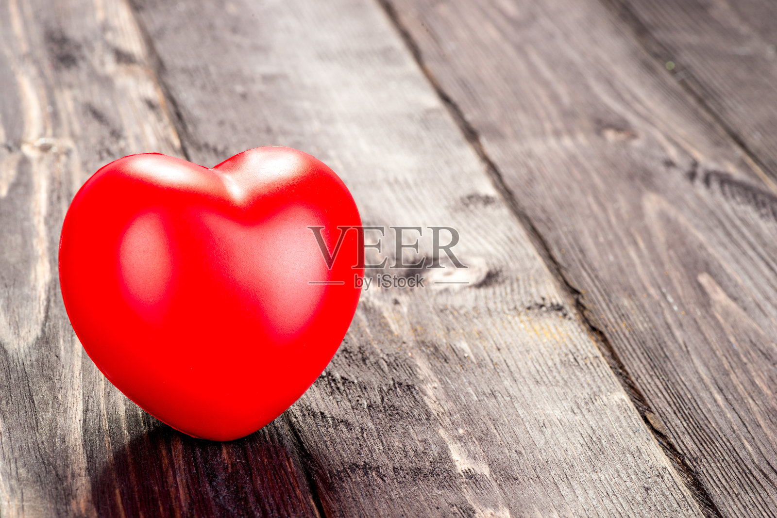 情人节卡片红心放在木桌上照片摄影图片