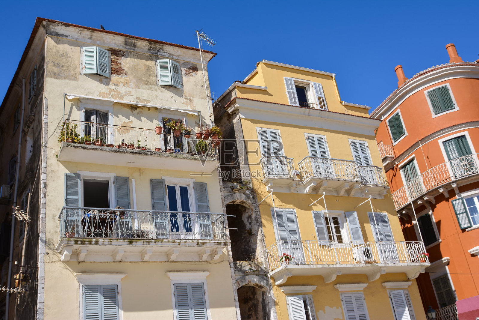 希腊科孚镇的传统建筑。一个老建筑的正面特写照片摄影图片