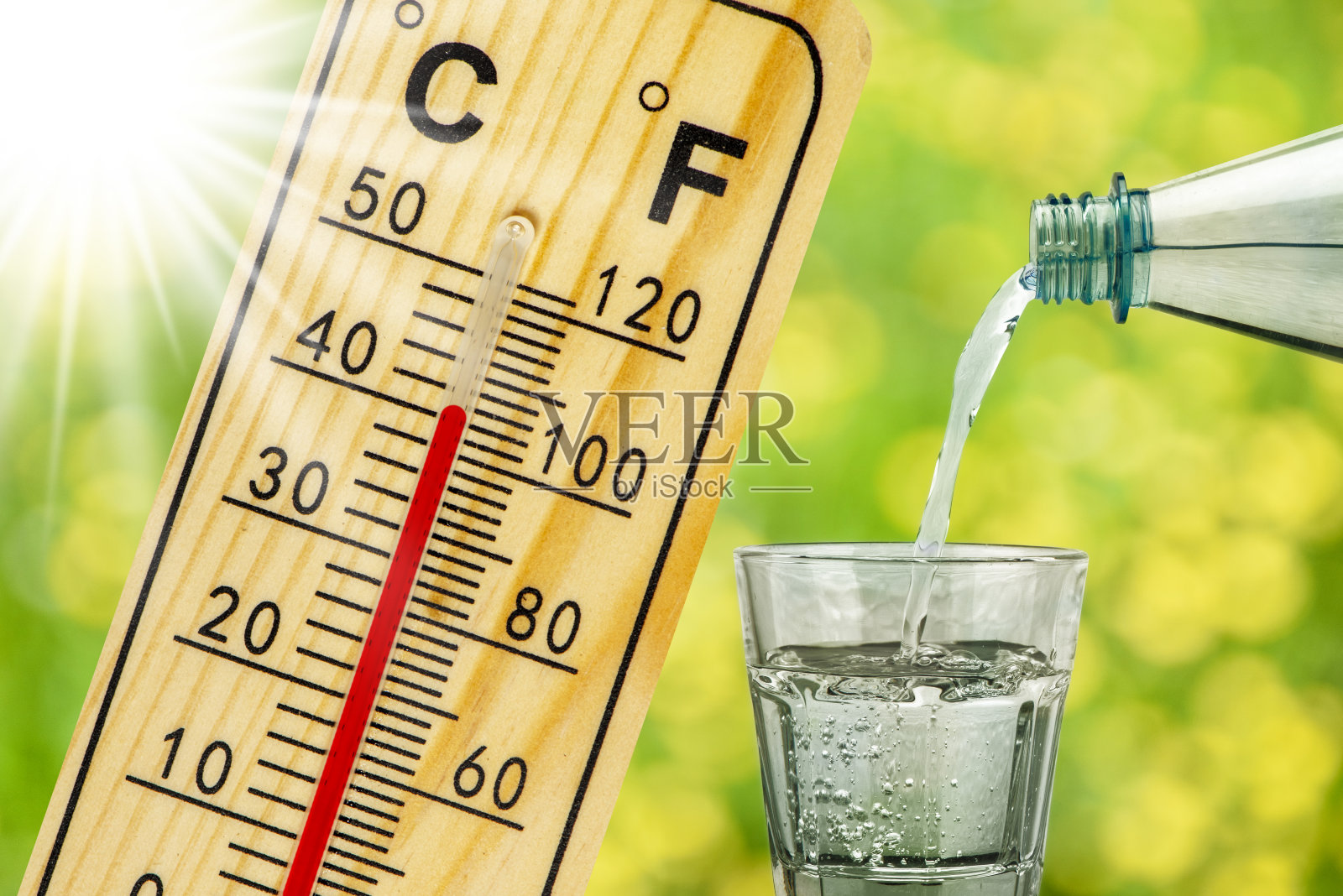 高温温度计，阳光照射，饮水杯照片摄影图片