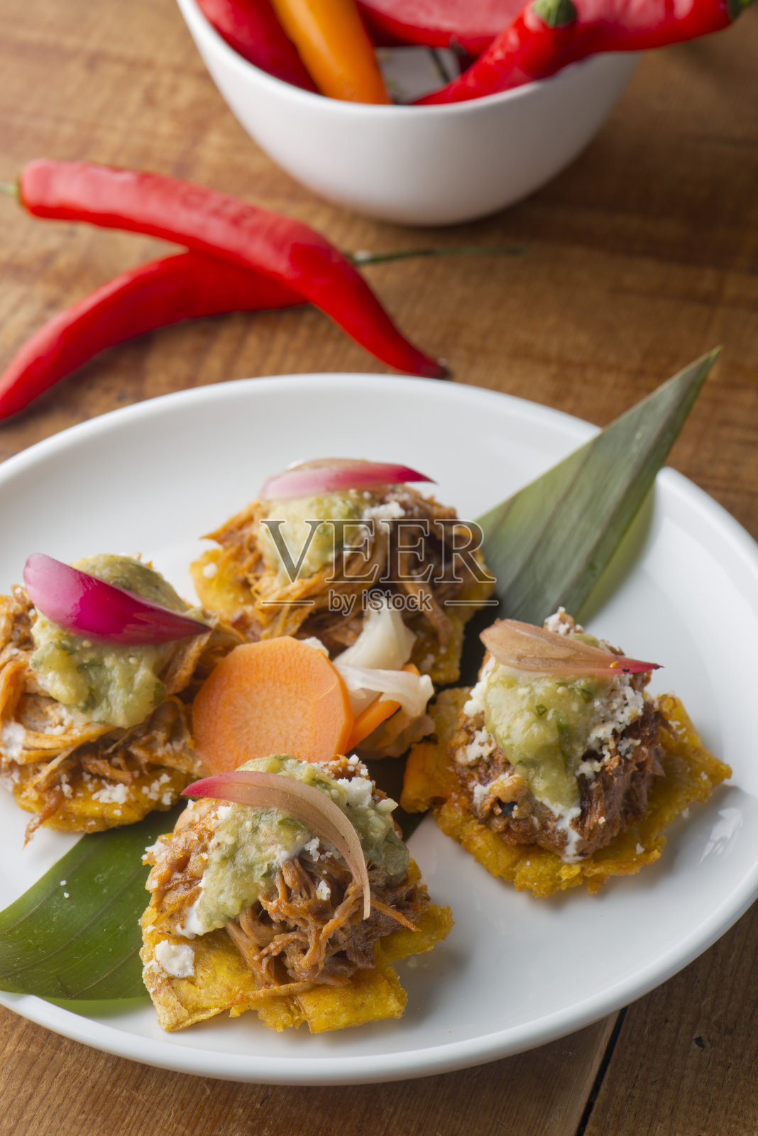 墨西哥玉米片，猪肉和蓝玉米玉米片，调味鸡肉丝，切达奶酪，jalapeños，自制玉米玉米片和鳄梨酱。装在外带盒里的经典德州墨西哥街头小吃。照片摄影图片