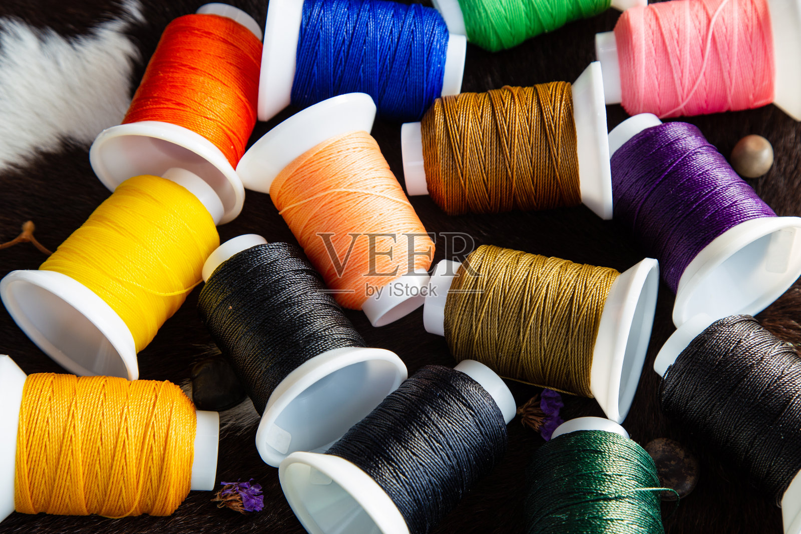 高角度视组多色缝纫线是漂亮的棕白牛皮制革的重要设备之一。照片摄影图片