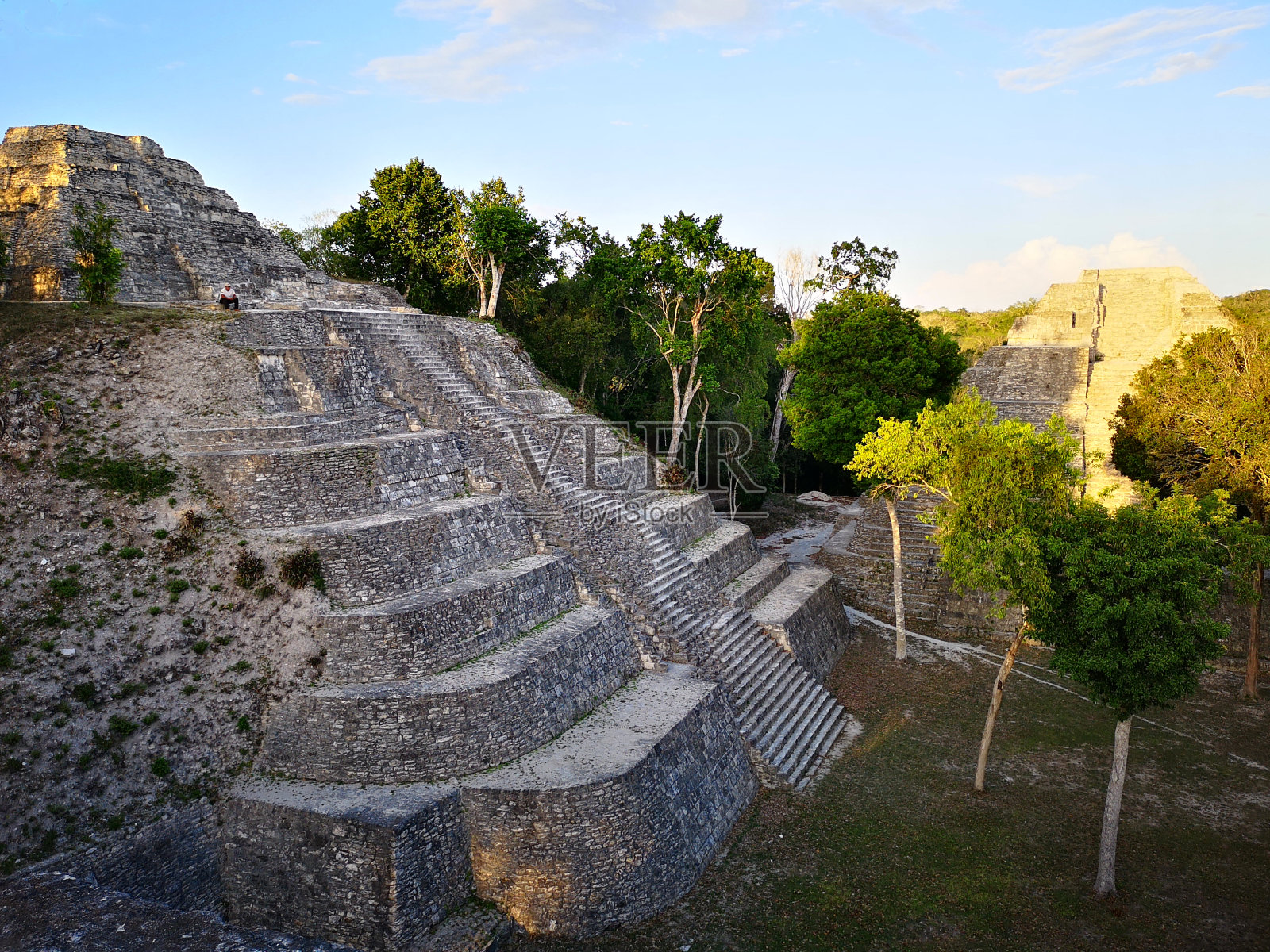 太阳落在亚夏废墟上照片摄影图片