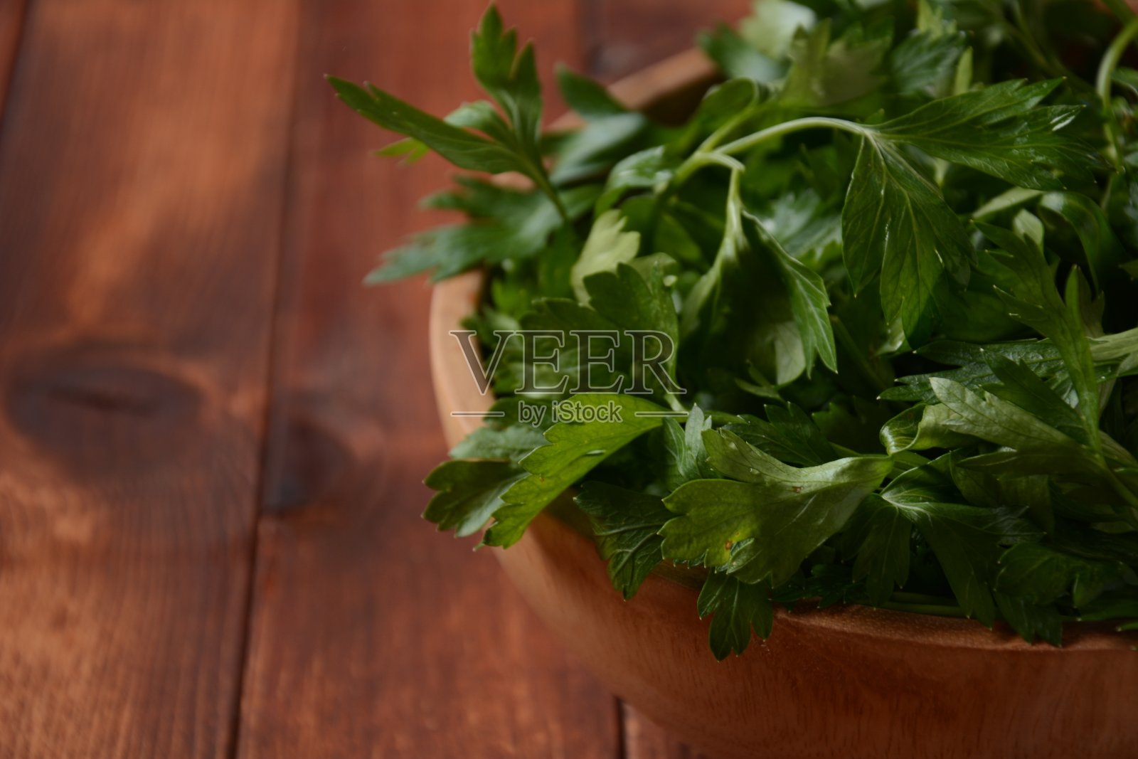 碗里的一束欧芹照片摄影图片